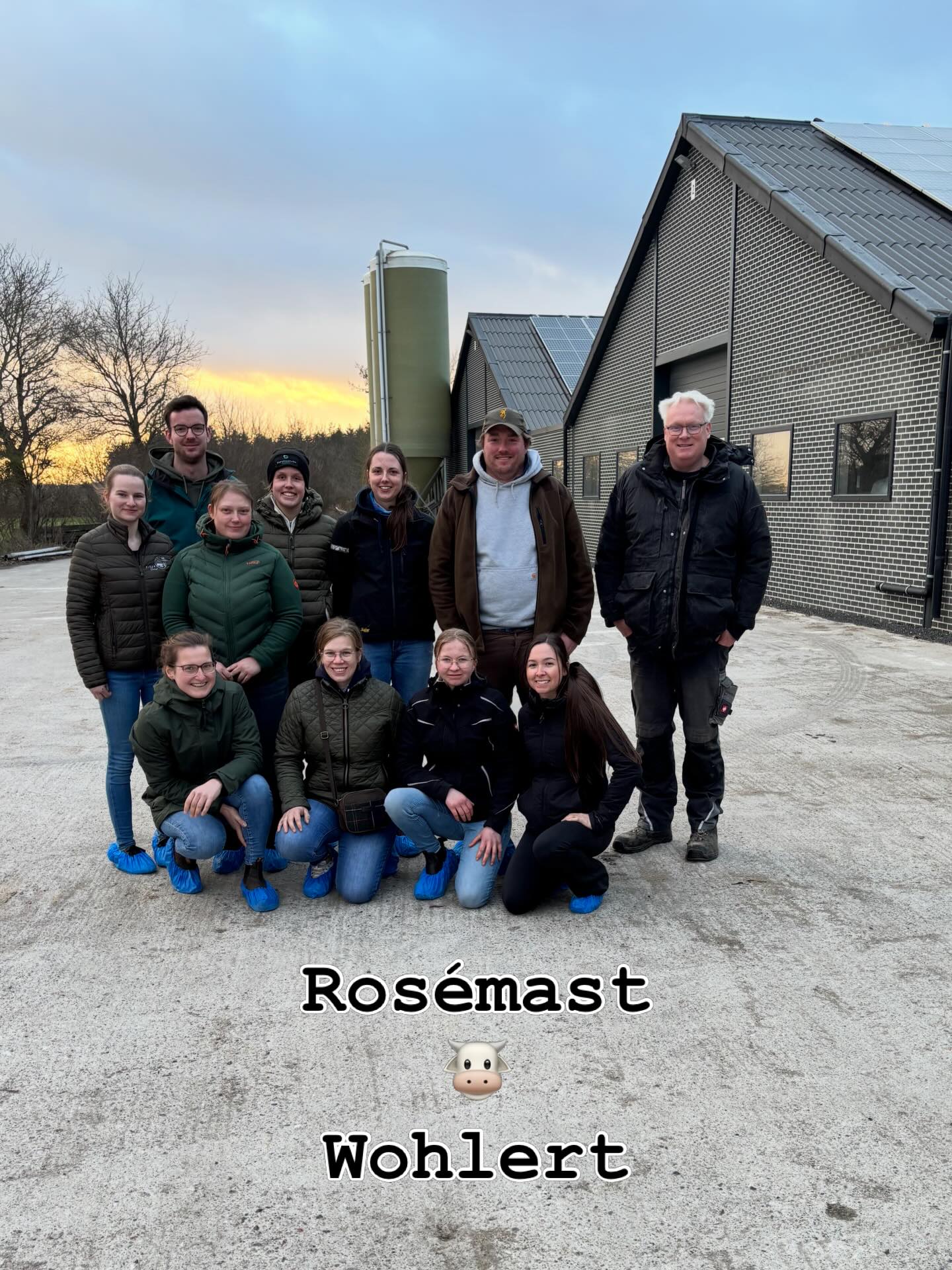 Wo bleiben eigentlich unsere Bullenkälber, die wir mit 28 Lebenstagen verkaufen?
Das durften wir uns bei der Familie Wohlert anschauen. Ein spannender, innovativer Betrieb der sehr professionell in der Rosémast tätig ist.
Vielen Dank an die Familie Wohlert für eure Zeit, dass wir Einblicke in den Betrieb bekommen durften und alle Fragen ausführlichst beantwortet wurden. 🐄✌🏻