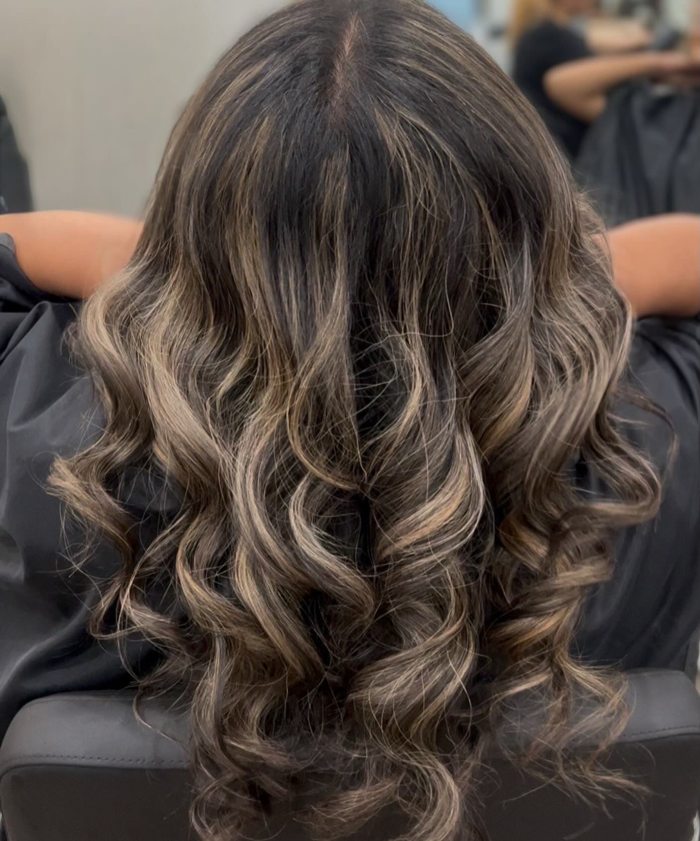 Soft dimension, seamless blend, and a polished finish ✨
Garrett @garrettsflows is already creating beautiful, lived-in color like this — and this is just the beginning.
🎉 20% OFF all services for new clients
If you’ve been thinking about refreshing your color, now’s your sign.
📲 Book with Garrett while promo spots are still available
@garrettsflows