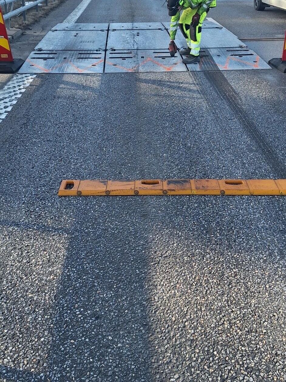 Del 2 av 3 i Rabbalshede närmar sig slutet för Brolänk väst 🚧
Arbetet flyter på enligt plan 👏🏼 Med hjälp av MMBS körbryggor kan vi jobba ostört från undersidan utan vibrationer i expansionsfogen, vilket gör att vi smidigt kan byta både glidlager, glidfjädrar och gummistyrfjädrar 🔧
Delarna hade gjort sitt – bron invigdes år 2000 och med mycket tung trafik på E6:an har de verkligen fått jobba i många år 🚛💨 Nu får fogen lite välförtjänt kärlek och kan förhoppningsvis hålla i många år till 🩶
Regelbundna inspektioner är A och O för att upptäcka fel i tid och kunna planera åtgärder innan större problem uppstår 🔍
I övrigt är tempot högt – projekten avlöser varandra och produktionen går starkt 💪🏼 I verkstaden har vi den här veckan lagt extra fokus på att testa och mäta buller, vibrationer och luftkvalitet, allt för att värna om vår personals hälsa och säkerställa en trygg arbetsmiljö 💚
Vi har även under veckan hämtat ut ännu en servicebil – en elbil ⚡ Snart består hela vår fordonsflotta av elbilar, steg för steg mot en mer hållbar framtid 🌱
Vi fortsätter framåt – säkert, effektivt och med bra driv 🚀 och vill samtidigt rikta ett stort tack till våra kunder, leverantörer och samarbetspartners som är med oss på resan – utan er hade detta inte varit möjligt 🙏🏼
#Brolänk #Infrastruktur #Brojobb #Säkerhet #Teamwork