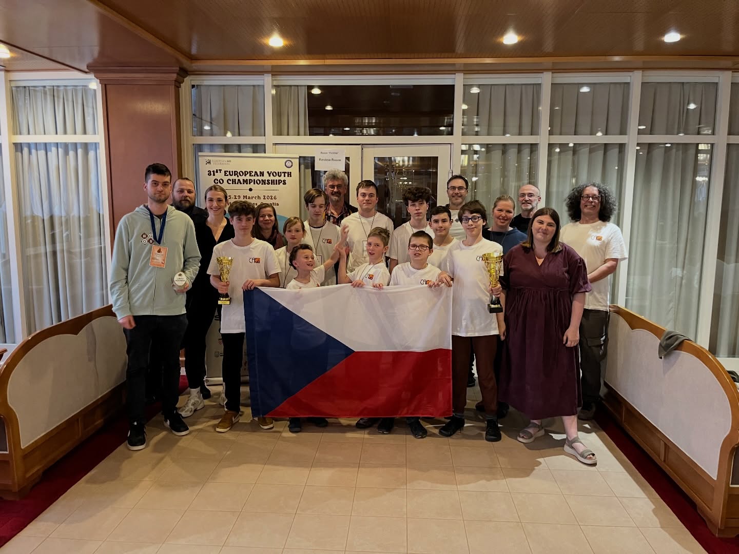 🇨🇿🔥 Česká výprava zazářila na Mistrovství Evropy juniorů v Chorvatsku!
Z Plitvických jezer si odvážíme skvělé výsledky. V kategorii U16 bere zlato Bártík Dach 4d🥇a bronz Jan Komín.🥉Oba hráči předvedli parádní výkony a zaslouženě se postavili na stupně vítězů. 👏
Silně jsme byli vidět i v U12 kde hned několik našich hráčů vybojovalo 5 bodů ze 6. Blahopřejme Barboře Pluháčkové, Jáchymu Jelínkovi a Danielu Korousovi. 💪
Po několika letech jde o jedno z nejúspěšnějších ME pro Česko a k tomu navíc s úžasnou atmosférou. Že napadlo přes jednu noc více než metr sněhu? Na jaře? Ani to nás nezastavilo a naopak to celé mistrovství ještě víc ozvláštnilo. ❄️🥹
A aby toho nebylo málo stihli jsme oslavit i narozeniny Martina Podpěry 🎂 a Bártík Dach si uhrál další neskutečný milník v podobě 5d. 🥳
Děkujeme všem hráčům za skvělou reprezentaci a rodičům a divákům za podporu! 🇨🇿🎉