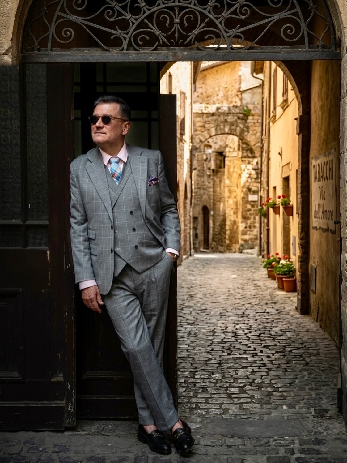 Háromrészes öltöny eleganciája.
The elegance of a three-piece suit.
@hockerty_official
@bows_n_ties
#tiborstiluslapja #stílustippek #stílustanácsadó #ugoditibor #madetomeasure
