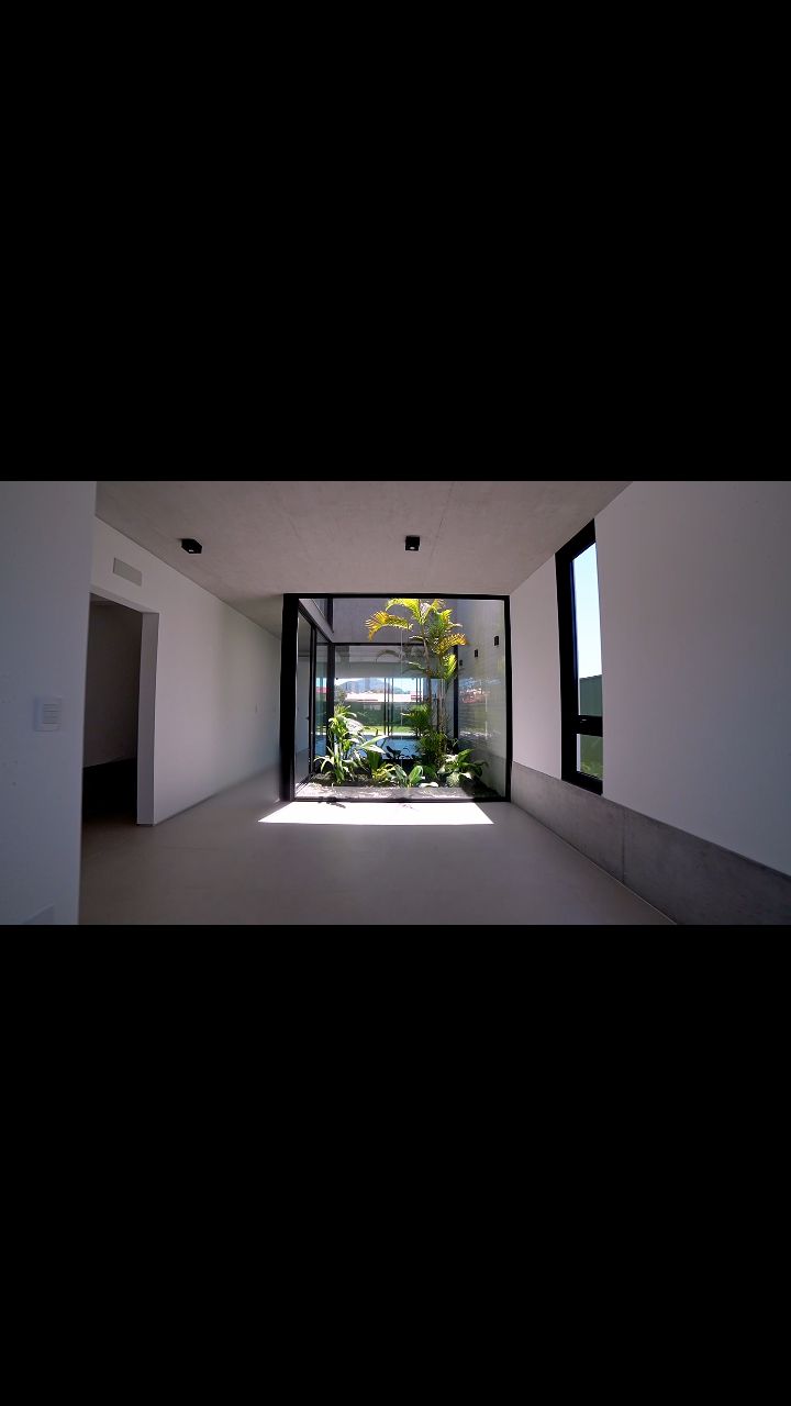 Casas Dos Lordes | 2025
Três casas geminadas de dois pavimentos, pensadas para moradia permanente ou uso por temporada.
O projeto se organiza em torno de um pátio central que conecta os dois níveis e permite que a luz e a vegetação atravessem a casa, integrando natureza e arquitetura.
Com 183 m² de área construída, cada unidade combina rigor técnico e uma estética limpa, com detalhes de acabamento que expressam coerência, durabilidade e conforto em todos os níveis.
Todas as unidades aproveitam a orientação norte nos fundos, garantindo luminosidade ao longo de todo o dia.
Um conjunto que une arquitetura contemporânea e qualidade construtiva — pensado para viver com luz, natureza e flexibilidade.
Ficha técnica:
Localização: Ingleses, Florianópolis, SC – Brasil
Tipologia: Casas geminadas de dois pavimentos
Arquitetura: Proyecto C – Argentina
Conclusão: 2025
Área construída: 183 m² por unidade
Área total: 216 a 250 m² (conforme a unidade)
Unidades: 3
Dormitórios: 3 (1 suíte + 2 demi-suítes) + 2 áreas flexíveis
Banheiros: 2 + lavabo
Vagas de garagem: 2
Diferenciais: Pátio central com jardim interno, ventilação cruzada, áreas flexíveis que ampliam as possibilidades de uso, orientação norte nos fundos, fachada com pastilhas cerâmicas brancas e balanços de concreto aparente.
.
www.kubiko.com.br
#kubiko #florianopolis #investimento