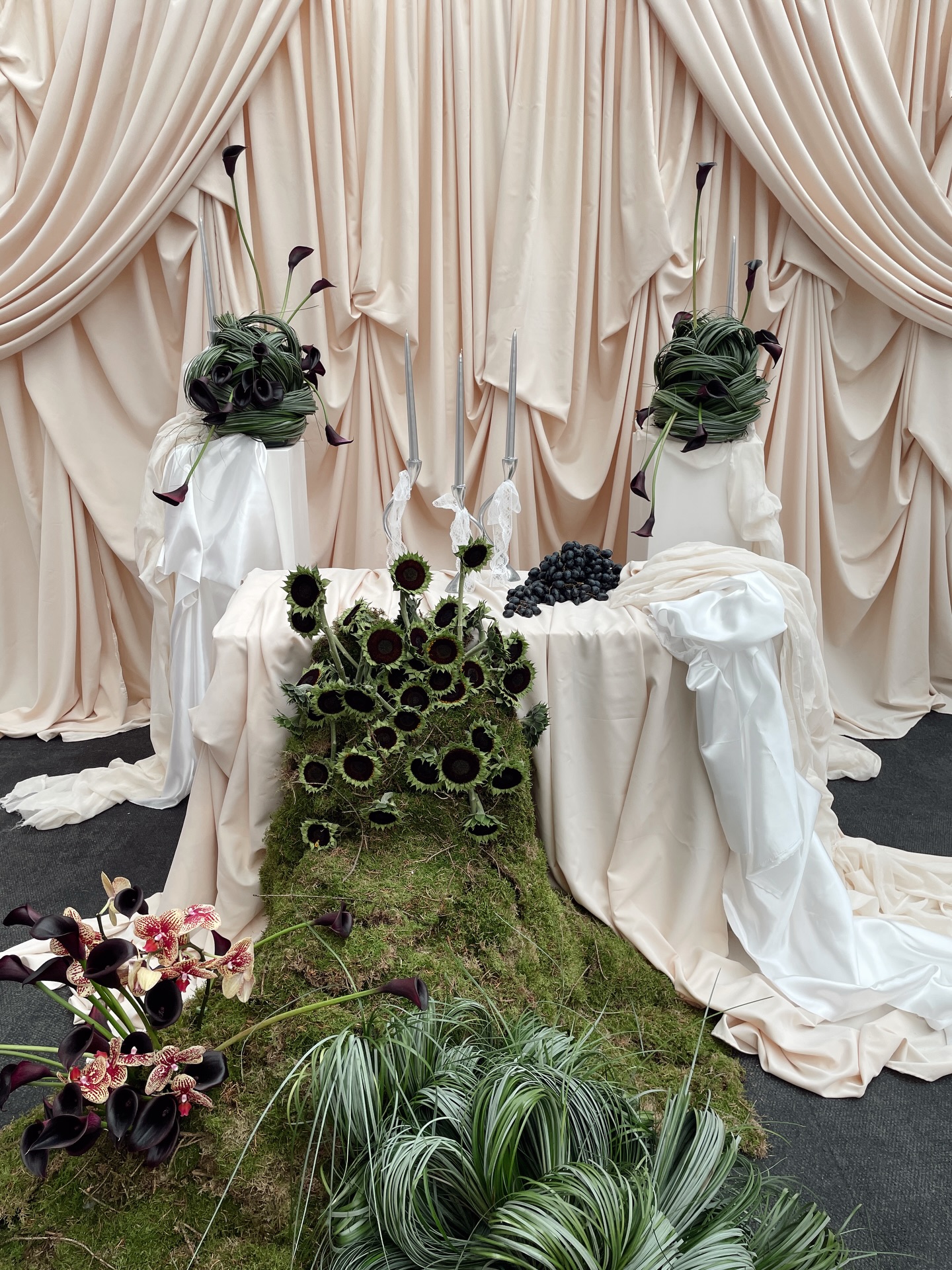 setup moments from exhibiting at The London Wedding Show this weekend with @bellebridalmagazine 🤍 thank you to everyone who stopped by to have a chat all things floral design and for the new connections in the wedding industry 🫶🏼✨