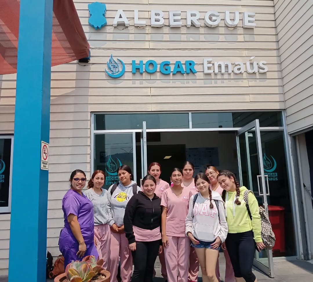 En Hogar Emaús seguimos siendo testigos de actos de amor 🙏
Hoy, voluntarios regalaron cortes de cabello a nuestros huéspedes, brindando no solo un cambio de imagen, sino también ánimo y dignidad.
Si deseas sumarte y compartir tu talento, ¡eres bienvenido! 💙