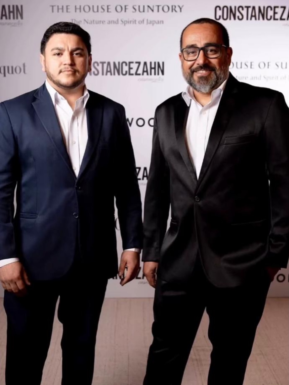 A Greggo Studio é um estúdio especializado na criação de projetos, cenografia e paisagismo para eventos sociais e corporativos.
Fundada por Luis Fernando Grego, cuja sensibilidade estética e experiência na arte floral definem a essência do estúdio, a Greggo é conduzida sob direção criativa de Riccardo Salomão e equipe, responsáveis pelo desenvolvimento conceitual, planejamento e execução dos projetos.
Mais do que compor cenários, criamos experiências únicas ambientes pensados para envolver, emocionar e transformar cada ocasião em algo memorável.