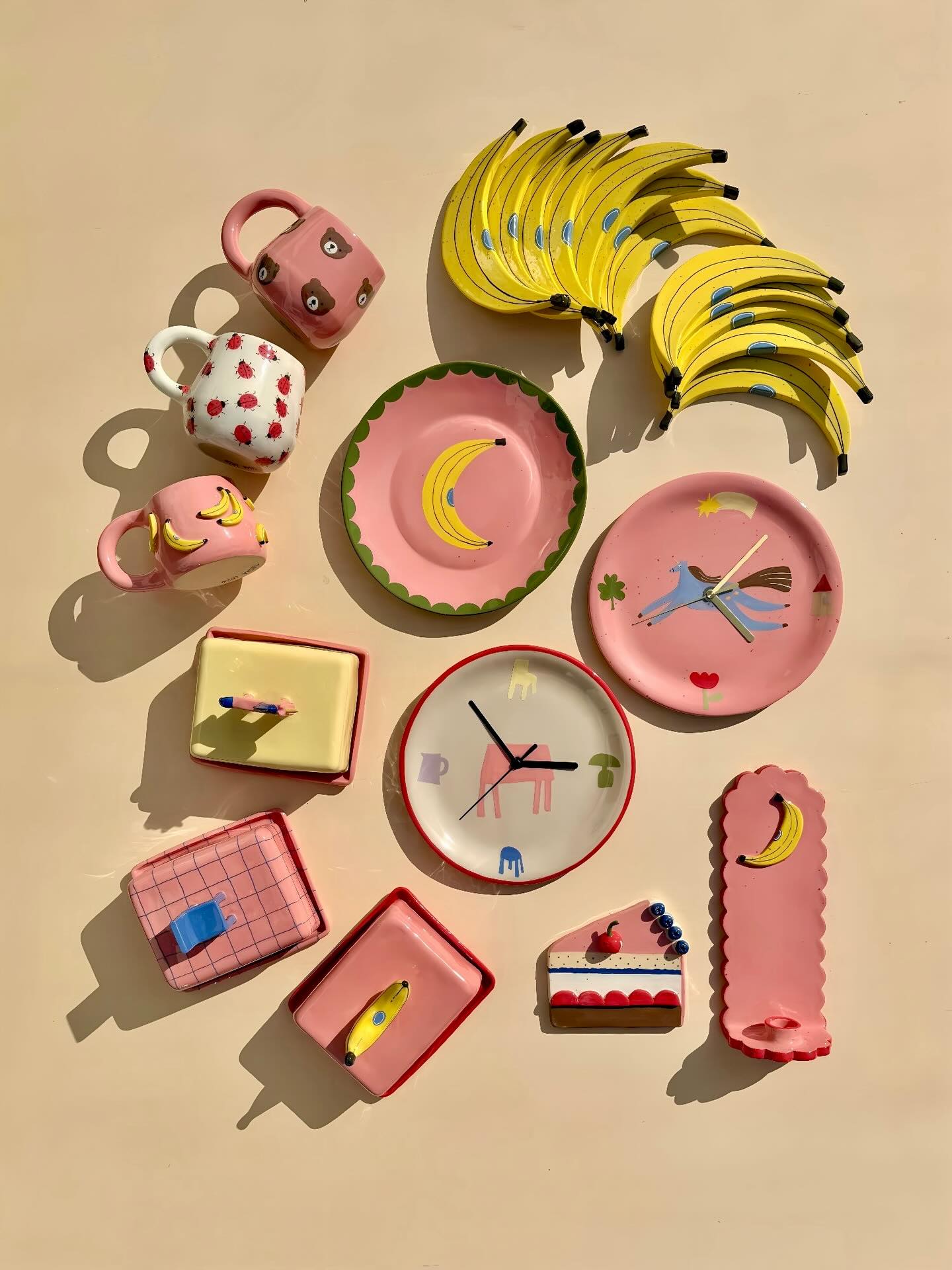 Guten Morgeen, ihr Hasen!
Wie versprochen kommt hier wieder das gesamte Schlemmermenü, das euch morgen um 10 Uhr frisch serviert wird. 🍽️💗
Zum Nachtisch gibt es eine extra Portion gute Laune mit einem Anhänger/Magnet zu jeder Bestellung gratis dazu. 🧇❤️🌼
Bestellen könnt ihr auf studiotadaa.com!
Ich freue mich auf unser Date! 🥰
#ceramicshopupdate #potteryart #töpferhandwerk