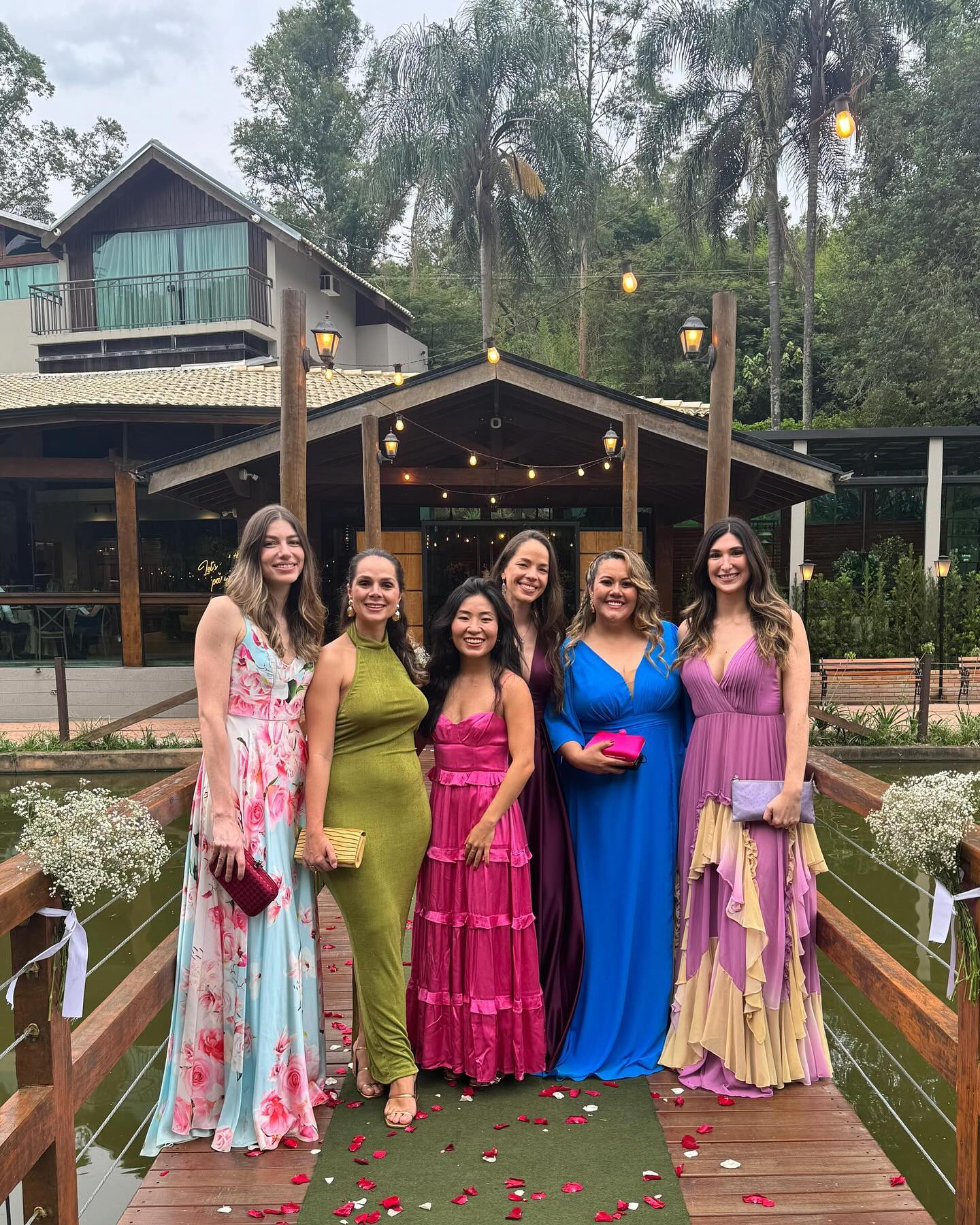 … eu amo ouvir a história de como a @vanembitelman e o @logandamascena se conheceram, e foi lindo estar com vocês celebrando esse dia, ainda mais junto com pessoas tão especiais … da Força Aérea para a vida 🤍