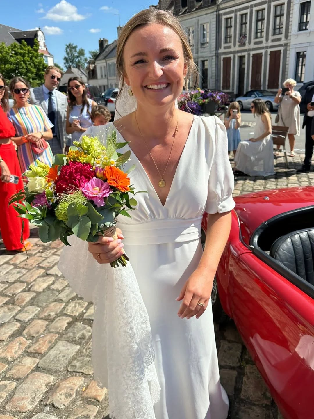 Eugénie 🤍
Pour sa robe de mariée la rayonnante Eugénie a choisi une robe en crêpe de soie avec de magnifiques détails, une ceinture plissée, un décolleté plongeant, des demis manches bouffantes avec des petits boutons et un voile en dentelle viens compléter sa tenue