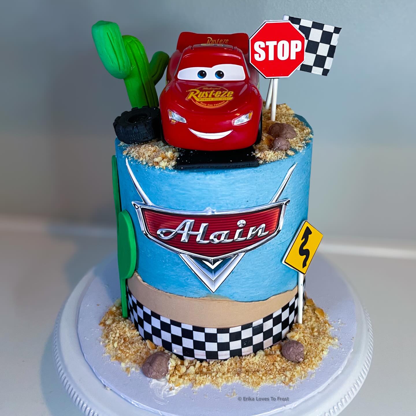 Life is a highway 🛣️ 🚗🏁🌵 #carsmoviecake #erikalovestofrost #carscake #lighteningmcqueencake #murriettacakes