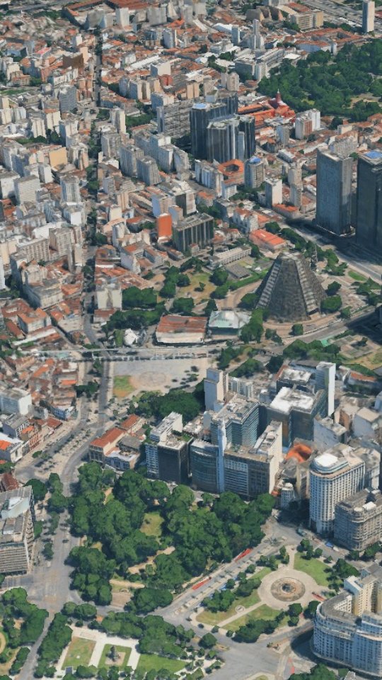 Rua do Lavradio é bem movimentada aos sábados também, porque tem a feira, que é ótima. Todo primeiro sábado do mês ela ocupa a rua toda e ainda tem o baile charme na esquina com a rua do Rezende.
A região é muito boa para passeios, tem a feirinha nos Arcos, tem o altar do Zé, tem vários bons, para quem gosta, mas infelizmente, tem muitos problemas sociais e isso pode assustar um pouco quem vem de cidades pequenas e que não está muito acostumado(a) a esse tipo de problema em larga escala.
Nos Arcos e na Joaquim Silva (rua próxima a Escadaria, aos finais de semana, tem várias barracas de comidas e bebidas a noite, tem bares, boates, casas de show... então fica muito movimentada a região. Para quem está hospedado(a) em outra região, tem essa vibe e quer conhecer, vale a pena.
Além do @sambadopasseio tem o Beco do Rato para quem gosta de samba.
A Cinelândia não é para se distrair MESMO, tirou o celular da bolsa, piscou, passou um menor e pegou. Sim, é nessa velocidade. Não se iluda se ver viaturas da polícia, haja como se não tivesse nenhuma.
De dia é sobre distração, a noite, dependendo do horário, já é mais complicado, pois eles juntam na pessoa pra tomar o que eles quiserem, seja a bolsa, o celular ou cordão.
Visitar a Escadaria é seguro? Sim, os Arcos também, mas dentro dessas orientações aí que eu dei.
Quem quiser conhecer o centro comigo, me chama no Direct. Sei por onde andar e como andar. 😉
#riodejaneiro #lapa