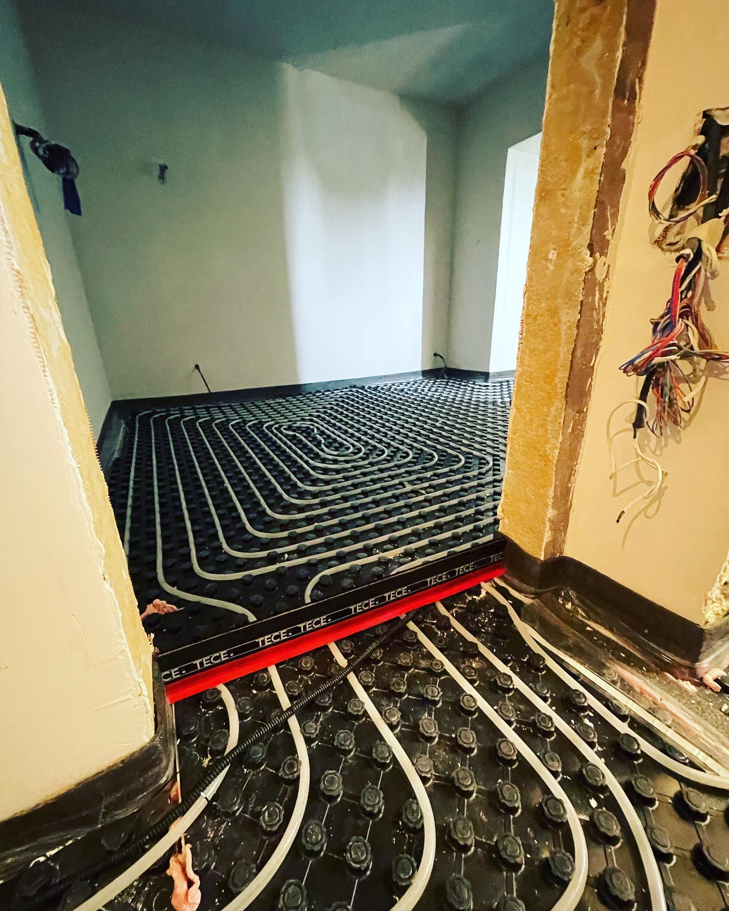 Am finalizat etapa îngropată la o lucrare atipică. Apartamentul era prevăzut cu încălzire în pardoseală în living, iar în restul apartamentului radiatoare. În urma renovărilor clientul și-a dorit să rezulte recompartimentare living unde să facă o zonă de terasă și să pună încălzire în pardoseală în toată locuința. Am identificat circuitele de sub viitoarea terasă și le-am refăcut astfel încât să nu existe riscul ca instalația să cedeze energie către exterior. A fost refăcută și toată distribuția de apă menajeră.
Vor urma montaj centrală termică, montaj aere condiționate, montaj obiecte sanitare.
#plumberslife #underfloorheating #Tece #tiemme