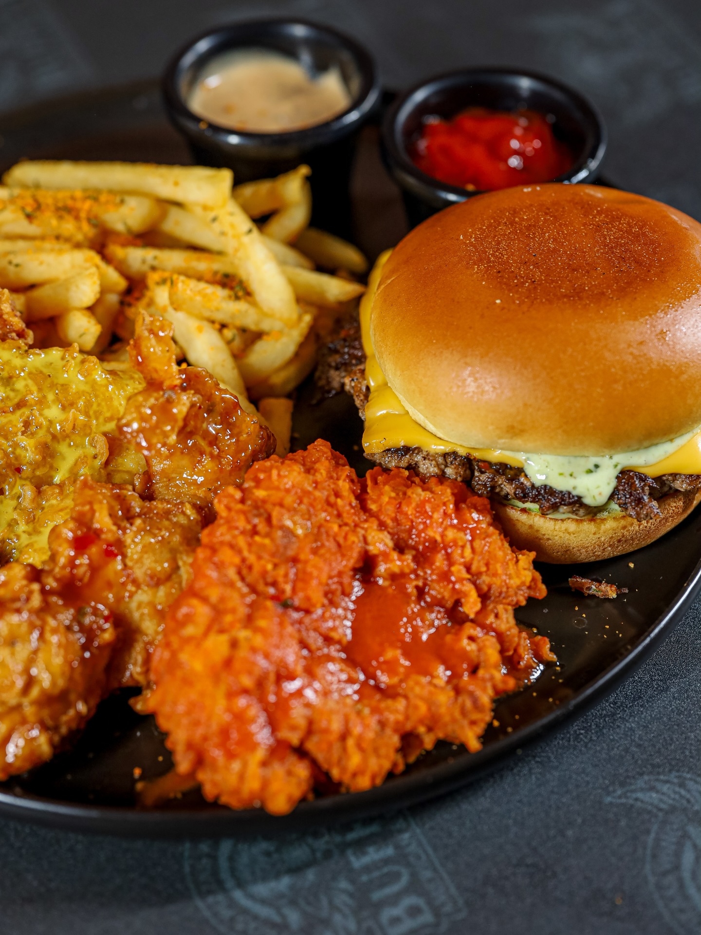 Cuando no puedes elegir... ¡te llevas lo mejor de los dos mundos! 🍔🔥
El Combo BurgerFinger es para los que vienen con hambre de verdad. Una burger jugosa acompañada de esos fingers crujientes que ya son leyenda en Buffeta.
No es solo un combo, es la cura definitiva para ese antojo de fin de semana. 🤤
📍 Te esperamos en David para que le metas el diente.
#BuffetaDavid #BurgerLovers #ChiriquiEats #ComboGanador #BurgerFinger