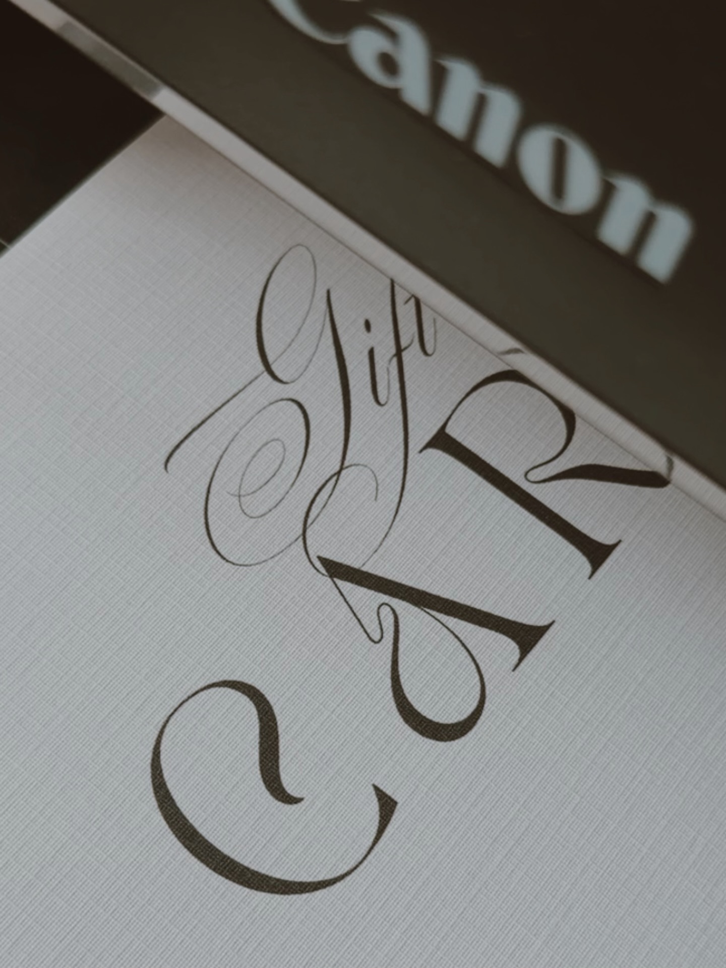 Voor je het weet, is het zo ver. Moederdag. Dus mannen onder ons, geef je vrouw/de moeder van je kinderen óf je eigen mamsie een voucher voor een ‘shoot naar keuze’ cadeau. Een herinnering cadeau voor altijd. Samen met de kindjes, kleinkinderen of misschien wel een koppelshoot? Beschik in ieder gewenst bedrag en ik zal er alvast een strikkie omheen doen. Hoef jij ‘m alleen nog maar cadeau te geven. 🤎 blijer ga je de belangrijkste vrouw in je leven niet maken.
