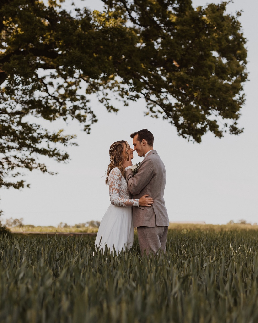 Hur funkar det egentligen att ha en fotograf hack i häl under hela eller delar av bröllopsdagen? Förhoppningsvis gifter man ju sig bara en gång och då kan det ju såklart inte vara så lätt att veta hur det går till!
Låt oss säga att ni bokar mig (yay!) till er stora dag 🥳 Innan bröllopet finns jag här för att svara på era frågor, gå igenom bröllopsschemat och ge er tips på det ni behöver hjälp med (i mina större paket ingår en stor bröllopsguide med massa tips och info inför the big day 😄).
Nästan alla säger att de är stela framför kameran, men jag lovar att det kommer bli superkul och avslappnat. Ni kommer dessutom vara extra kära i varandra och sväva på moln på bröllopsdagen så ni kanske inte ens kommer att märka att jag skuttar omkring med kameran, babblar på och utbrister i glädjetjut då och då 😉
Jag brukar inte styra alltför mycket då jag tycker det naturliga och avslappnade är allra finast. Under porträtten kan jag säga vart ni ska stå och ge enkla instruktioner, men under resten av dagen kör jag mer på ”go with the flow” och fotar allt fint jag ser (kramar, gapskratt, tårar, detaljer, blickar, ja ni fattar 😄). Jag varierar gärna mellan att vara en i gänget (för att få er och gästerna mer avslappnade) och en fluga på väggen (för att fånga de där små ögonblicken som bara kommer när ingen märker att kameran är framme).
Ni ska bara behöva fokusera på att ha kul, känna er avslappnade och vara mer kära än någonsin så sköter jag resten 🙌
Innan eller under bröllopsdagen är det bara att ni säger till om det är något speciellt ni vill att jag fotar, detaljer på ringarna, gruppbild med gamla klasskompisarna, kramen med mormor eller något annat som känns lite extra viktigt för er 🧡
Är det något mer ni undrar när det kommer till fotograferingen under bröllopsdagen får ni jättegärna ställa frågor! 😊
Mer info finns såklart på min hemsida (länk i profilen) ✨