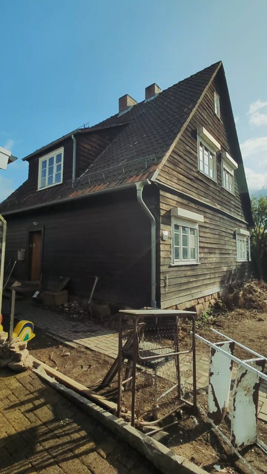 Der Schandfleck im Ort musste weichen🏚️
Na wenn das kein Upgrade ist.🤗🏡
Ich habe mich gestern mit einer Nachbarin unterhalten. "Kaum zu glauben und fast vergessen wie es hier vorher aussah, seit vielen Jahren ein Schandfleck".🫢Jetzt wurde es zum schmucken Ferienhaus was seit letztem Jahr schon viele begeisterte Gäste beherbergen durfte.
Wir freuen uns sehr darüber, dass es so gut angenommen wird und geben alles, die Villa Sand noch schöner zu machen.🙌