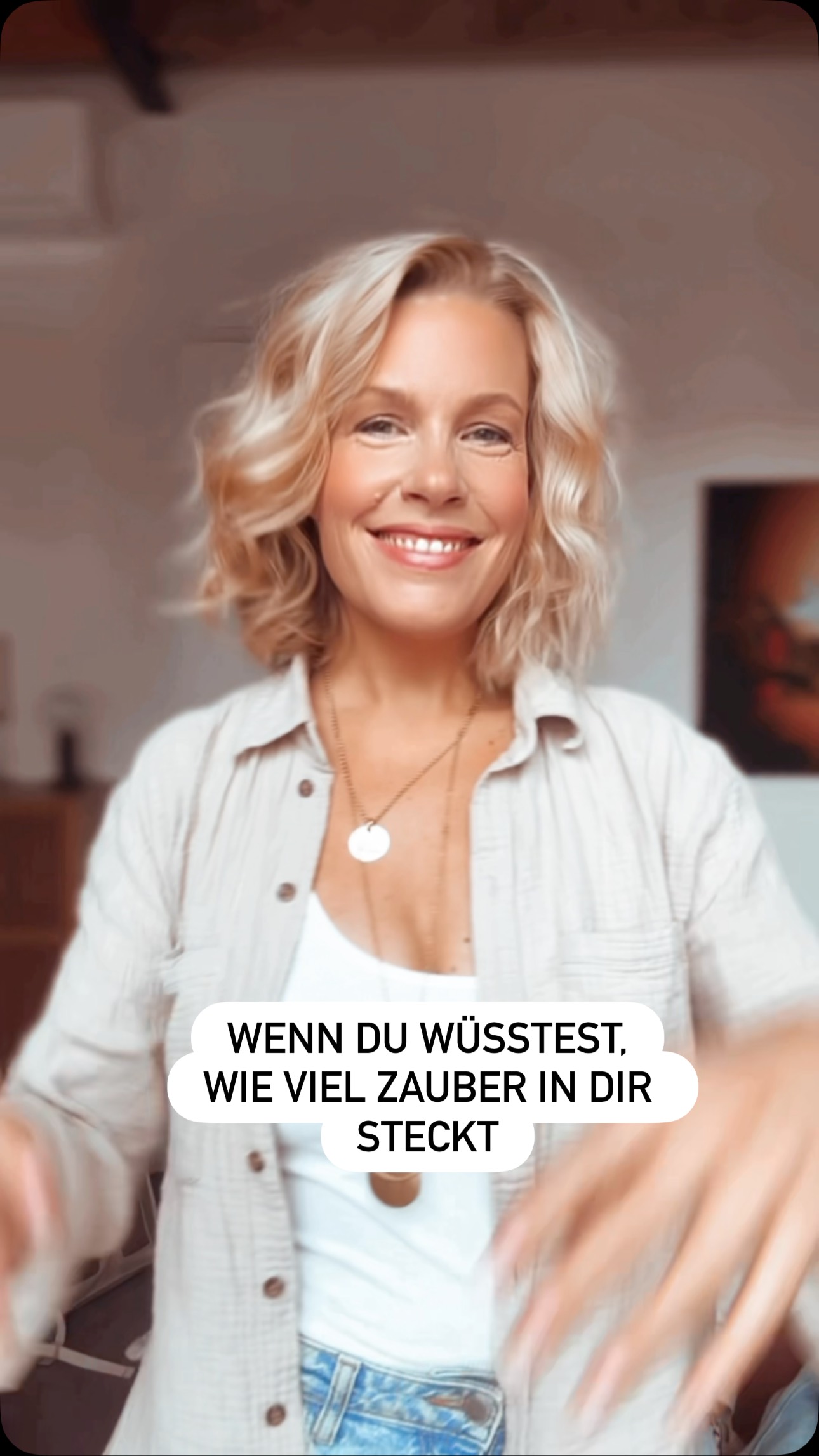 Vor ein paar Jahren noch konnte ich nur davon träumen, dass es überhaupt möglich ist, meine Talente in die Welt zu bringen, Menschen zu berühren und sie dabei zu begleiten, ihr eigenes Licht in die Welt zu bringen.
Heute ist genau das meine Arbeit.
Als Business Mentorin, Fotografin und Potenzial Coach.
Ich begleite Menschen dabei, klarer zu sehen, wer sie sind, wofür sie wirklich losgehen wollen und wie sie ihre Talente nicht länger kleinhalten, sondern echt, kraftvoll und auf ihre ganz eigene Weise in die Welt bringen.
Meine Vision ist es, dass mehr Menschen für ihre Träume losgehen.
Dass sie sich trauen, ihre Berufung zu leben, sichtbar zu werden und ihre Potenziale in die Welt zu bringen.
Was ist dein Traum?
Sonnige Grüße zu Dir!
Deine Lotta
🥰
#potenzialentfaltung #businessfotos #neustart #businessmentor #sichtbarkeit #neustart #hamburg