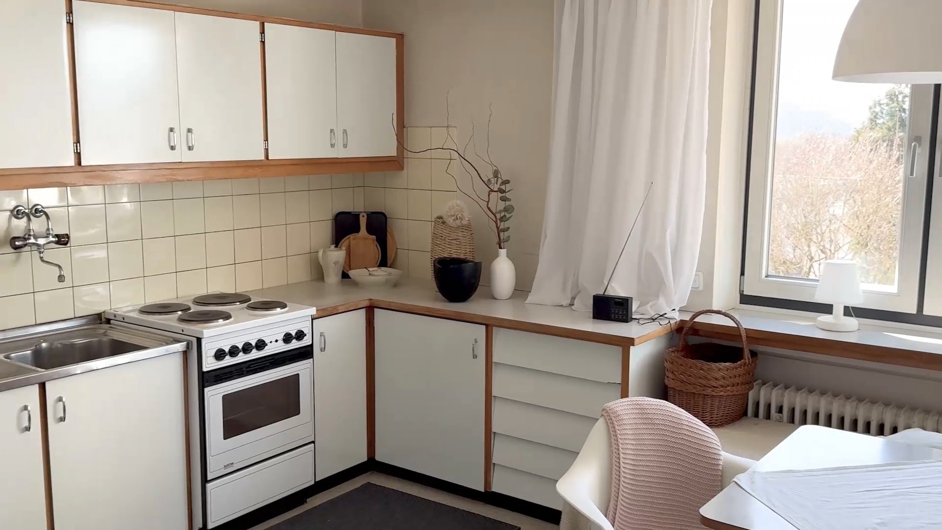 🏡 Charmante 3-Zimmer-Wohnung im Herzen von Rankweil zu verkaufen
Die Wohnung im 4. Obergeschoss einer kleinen, gepflegten Wohnanlage besticht durch ihre sehr zentrale Lage. Dank Aufzug ist sie bequem erreichbar. Die moderne Fernwärmeheizung sorgt für angenehme Wärme zu jeder Jahreszeit.
✨ Highlights:
🔹 Helles Wohnzimmer und zwei geräumige Schlafzimmer
🔹 Separate Küche mit Platz für einen Esstisch
🔹 Badezimmer mit Badewanne und Waschmaschinenanschluss
🔹 Perfekte Lage: Nur wenige Schritte zur Basilika, Einkaufsmöglichkeiten und öffentliche Verkehrsmittel in unmittelbarer Nähe
🌿 Urbanes Flair & Natur pur – hier lässt es sich gut leben!
Interesse? Melde dich für mehr Infos und eine Besichtigung!
Nico Troy direkt ☎+43 664 8247126
📨nico.troy@bb-immobilien.at
🌏https://www.bb-immobilien.at/eigentumswhg/bb-25-01128
#immobilien #realestate #investment #vorarlberg #immobilienvorarlberg #eigentumswohnung #wohneigentum #eigenheim #wohnungkaufen #rheintal #Wohnung #Rankweil #Immobilienkauf #WohnenMitCharme #Zuhause