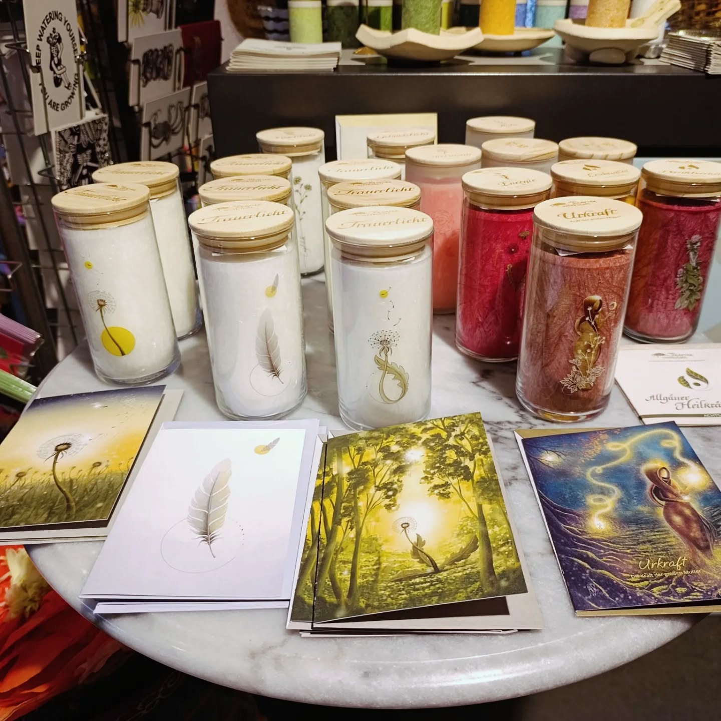 Neu eingetroffen 😍.
Die wunderschönen Allgäuer Heilkräuter Kerzen im Glas.
Sie sind einfach so lieblich und das perfekte Geschenk für einen Herzensmenschen oder für dich zum entspannen 🙌.
Morgen ist von 9.00-12.00 und von 13.30-18.00 offen 💕.