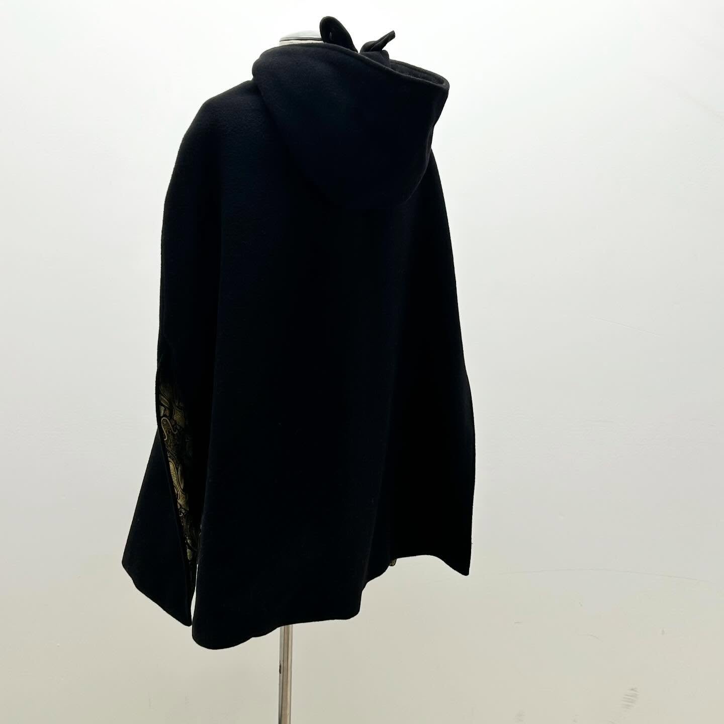 The cape has become a staple in my wardrobe, layered with a jacket underneath it works well in the cold but Spring is the ideal cape season- stylish functionality. See you out there
#isabelledunlopclothing #woolcape #outerwear #vancouverdesigner