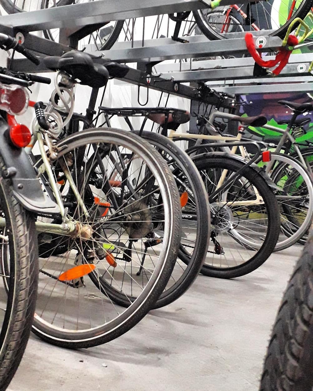 Hola,
Servicios y precios;
Skyb en Barceloneta está creado con el fin de guardar la bicicleta de forma fácil y segura, fomentando así, el uso habitual de la bicicleta en Barcelona, el deporte y bienestar físico, mental.
- Disponible 24h
- Plazas de aparcamientos exclusivas numeradas
- Anclajes de seguridad en cada plaza de aparcamiento
- Puerta motorizada
- Puerta reja de seguridad
- Cámaras de vídeo visión directa 24hs, 365 días al año, Non Stop. Audio, Fotografía
- Sistema de iluminación blanca, por detectores de movimiento
- Seguro por robo
Todos los medios tecnológicos para guardar tu bicicleta de forma fácil y segura, evitando robos, deterioro, ganando espacio en tu piso y así poder tu bicicleta ideal. Puedes pasar y ver como funciona
Precio: 16€ Mes + 16€ Fianza (Se devuelve). Se firma un contrato, estancia mínima es 30 días y debes pagar los días 7 de cada mes, aportando una cuenta bancaria.
Dirección parking: Sant Elm, 4.
Oficina Privada
Skybicicletas@gmail.com
Facebook: Skyb.parking
Web: http://www.skyflats.es/skyb
#barcelona #biciocasionbarcelona #bicibarcelona #bicingbarcelona #barcelonaenbici #barcelonacity #barcelona_cat #barcelona_world #barc #barcelonabeach #ciclismo #bici #cycle #bikelife #roadbike #sport #bicicleta #barcelona #ciclista #instabike #instacycling #barcelonetabikes