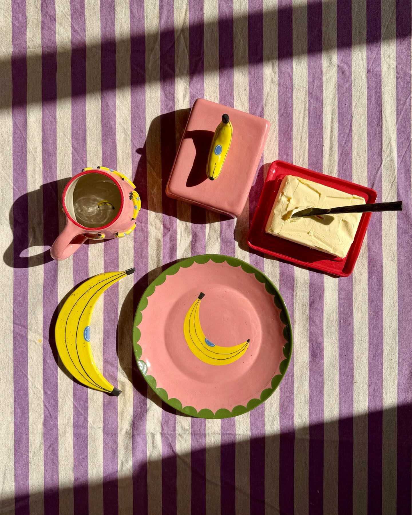 Guten Morgen, ihr Herzis!
Ein gedecktes Tischlein für euch. Diese Stücke findet ihr (unter anderem) Sonntag um 10 Uhr auf studiotadaa.com. Morgen zeige ich euch, wie immer, noch einmal das gesamte Menü, das ihr shoppen könnt. ☺️🛍️
Und: denkt an die Zeitumstellung! 🛌🫣
Habt einen schönen Start ins Wochenende!
#ceramicist #potteryart #keramikliebe