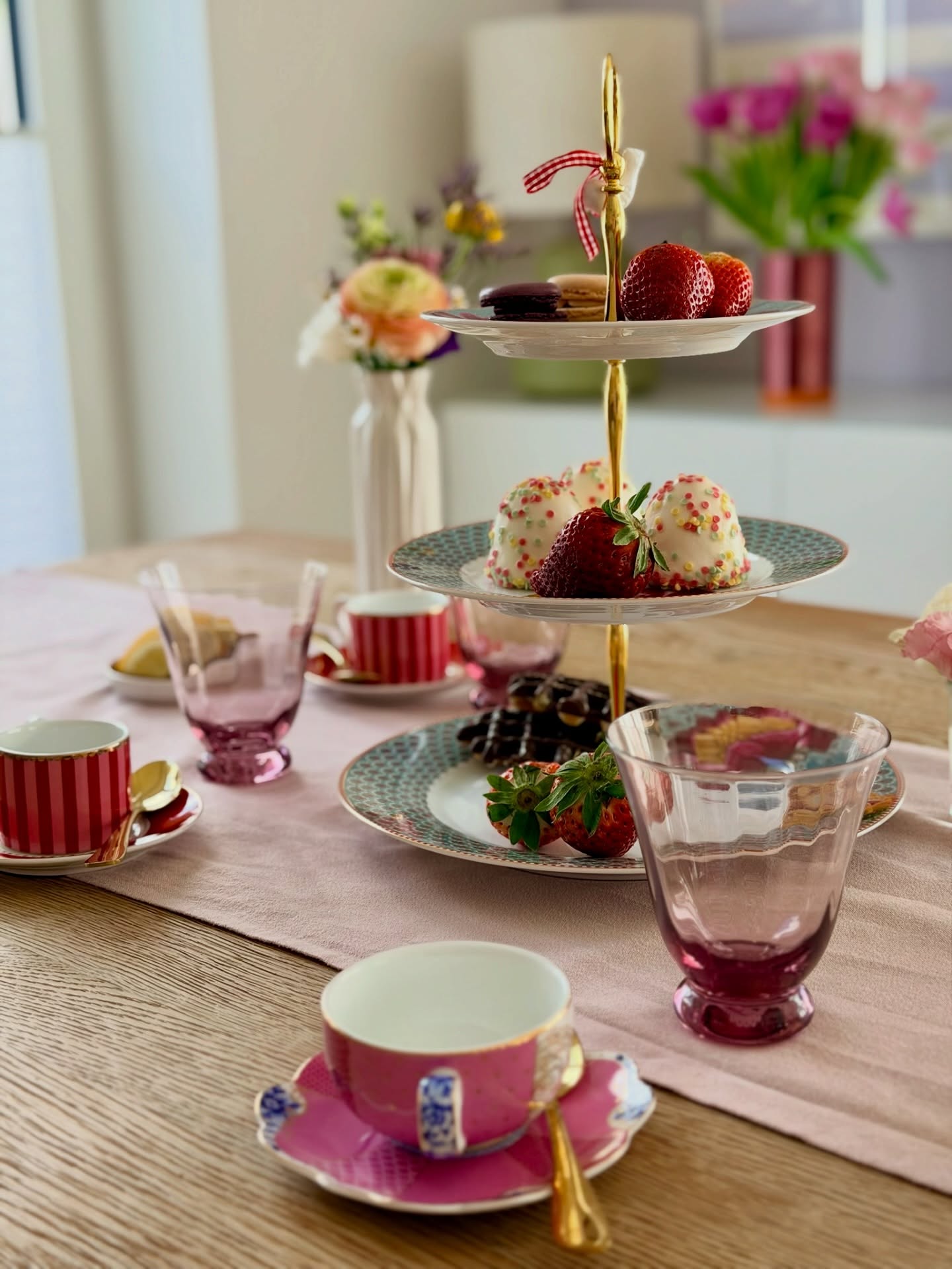 Happy Sunday ihr Lieben🌸💕
Wir hoffen ihr habt frei und genießt den Sonntag☀️ Wir haben heute auch frei und es gibt Kaffee & Kuchen 🫖🍰 Dazu habe ich das wunderschöne Geschirr von @pipstudio.de rausgeholt🥰 Ich lieb das Design einfach🌸
Danach wird noch eine große Runde im Wildpark gemacht, aber mehr ist nicht geplant für heute😊 Wir wünschen euch noch einen schönen Nachmittag☀️🌸
*Werbung|Kooperation
#tablesettingideas #kaffeeundkuchen #cornerofmyhome #colorfulhomedecor #geschirr #tassen #etagere #gemütlicheszuhause #cozyhome #sundayvibes #interiorandhome #interiorandliving #interior #interiordesign #interior123 #myhome