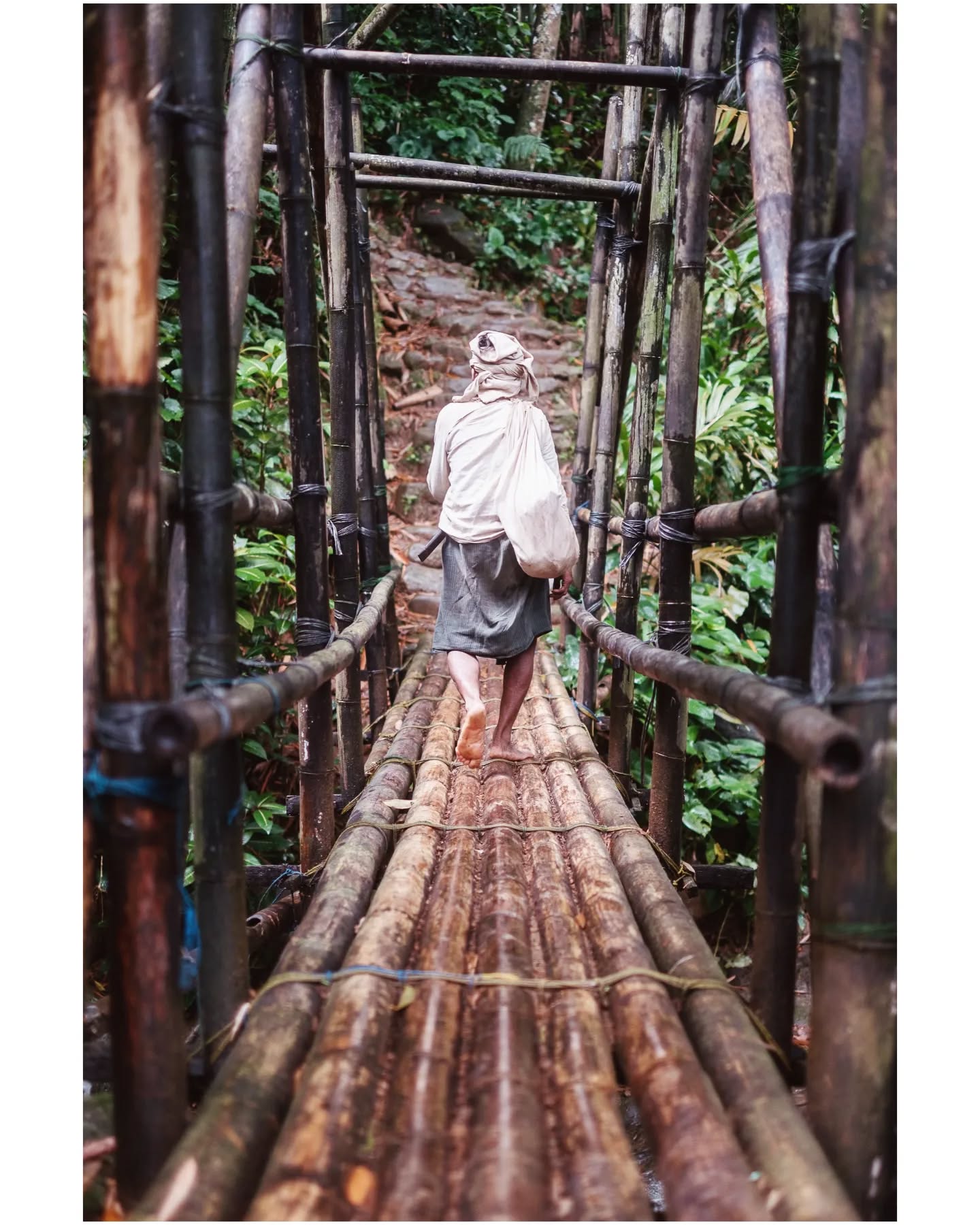 Membre de la communauté Baduy, Ouest Java.
Baduy people, west Java.
.
Les Baduy (ou kenakes) sont un peu les Amish d'Indonesie.
Cette communauté vit dans la partie ouest de Java la région de Banten.
Comme les Amish, cette communauté est particulièrement les baduy dalam (habillés de blanc) font un rejet de la société moderne : pas de monnaie locale ou nationale, pas de chaussures, pas d'électricité, pas de vêtements manufacturé ou boutonnés...
Il faut marcher plusieurs heures dans la jungle pour rejoindre ces villages isolés de la region de Banten, sans compter la pluie et la boue, mais le sourire de ce membre de la communauté Baduy, qui n'a pourtant pas le droit d'entrer en contact avec les personnes non-asiatiques a été une belle recompense.
.
.
Baduy people are a bit like the Amish of Indonesia : no money, no electricity, no shoes, no motors...
.
.
.
.
#java #banten #indonesia #indonesie #baduy #baduydalam #fujifilm #therawsociety #natgeo #lensculture #etnik
#etnic #anthropologie #reportage #travelphotography #adventureland #aventure #terredaventure #jungle #boo!
#mercidavoirlujusquici
