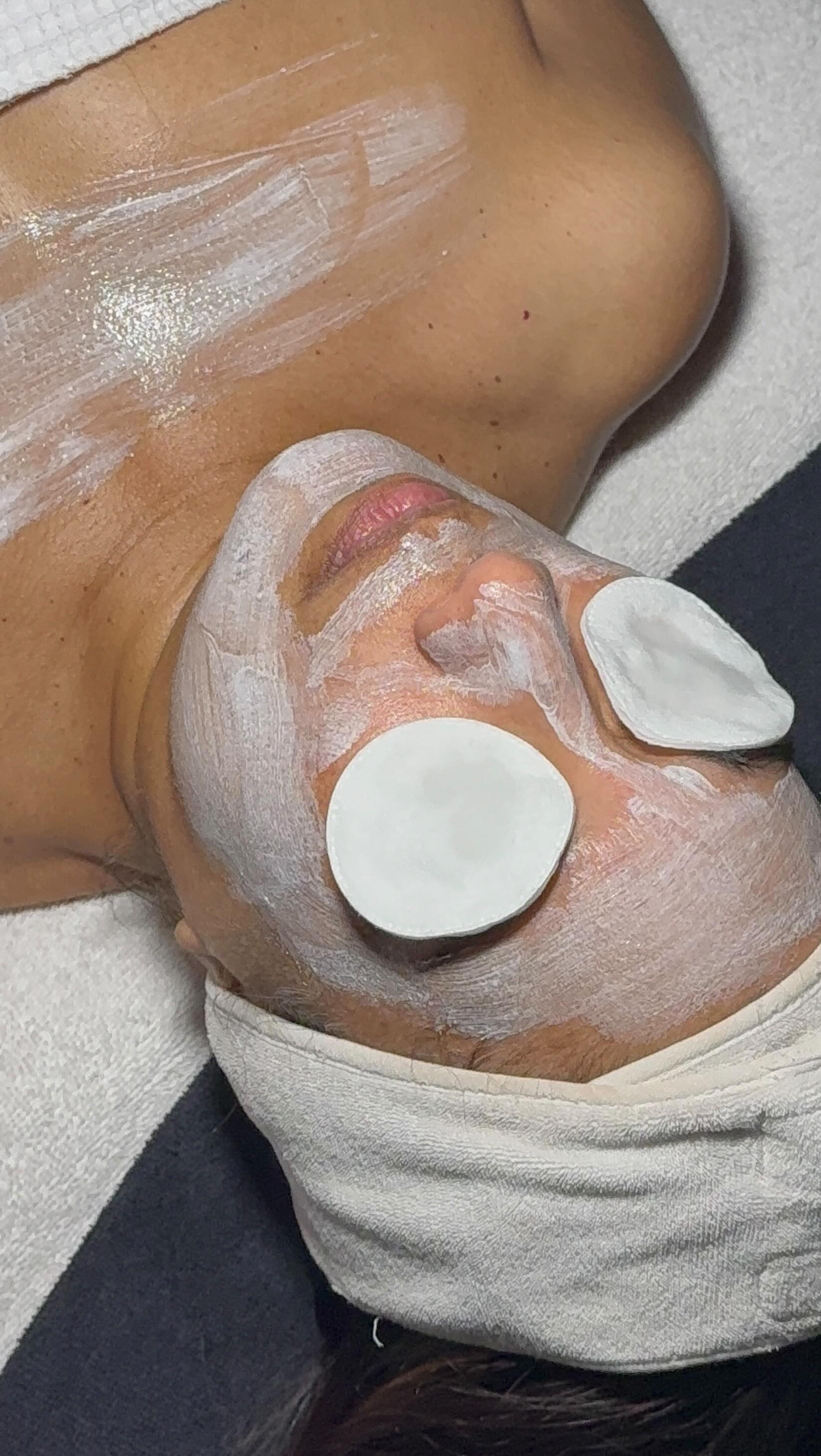 Self care Saturdays, anyone?🧖🏽♀️
Unwind with Aveda's NEW Advanced Botanical Kinetics skincare line, featuring plant-powered formulas that hydrate, balance, and refresh. Find serenity at Stylin 🌱
Call or DM us now to book your serenity escape!
#stylinsalon #avedafacial #poweredbyplants #atxsalon #skinrejuvenation