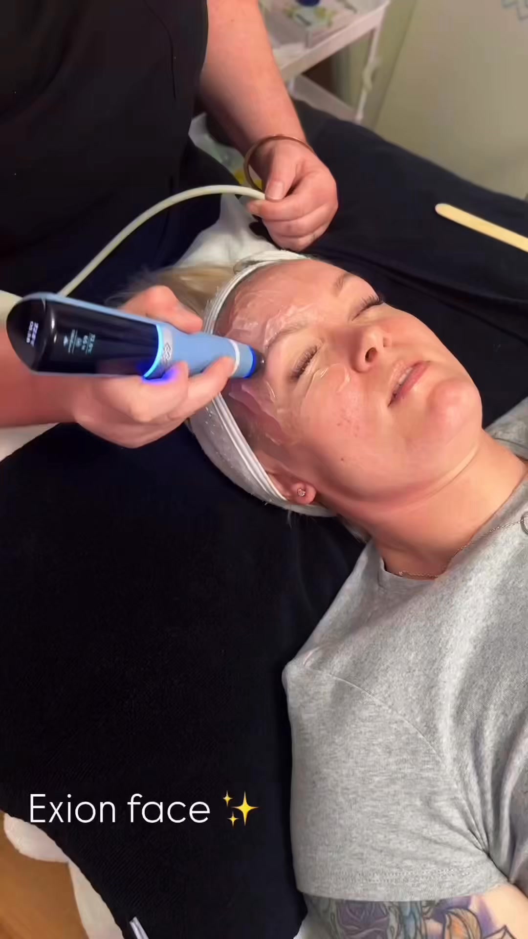 EXION FACE & NECK SKIN TIGHTENING ✨
Your go-to for consistent, long-term skin results ✨
EXION Face & Neck is one of our most popular memberships — designed for clients who want ongoing collagen stimulation, improved skin quality and that healthy, hydrated glow all year round 💙
✨ Boosts collagen, elastin & hyaluronic acid
✨ Improves skin firmness + texture
✨ Supports a stronger, healthier skin barrier
With our membership, you’ll save $170 per session!!!!! and you also receive a complimentary MediPledge take-home mask with EVERY treatment
WHY? Because your results shouldn’t stop when you leave the clinic.
Consistency is where the magic happens ✨
DM FACE & NECK or book online to get started
#exionface #skinmembership #collagenstimulation #skinrejuvenation #sheppartonbusiness #gvbodyrejuvenation