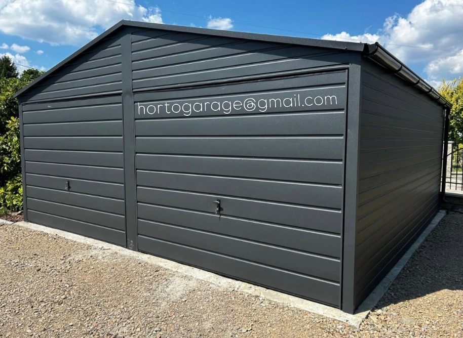 Wir präsentieren unsere Garage
Eine moderne Doppelgarage in Anthrazit mit horizontalen Sicken und einem Satteldach. Sie verfügt über zwei separate Schwingtore.
🚪🔩Konstruktion: Stahlrahmen aus geschlossenen Profilen, horizontal profiliertes Blech, Blechdach mit beidseitigem Gefälle, zusätzliche konstruktive Verstärkungen sowie Regenrinnen.
📏Abmessungen: 📐6×5 m, 📐Höhe 2,5 m.
✅Vorteile: langlebig, witterungsbeständig, modernes Design, Platz für 2 Autos.
🚗🎿🧰Verwendung: Garage, Lager, Werkstatt.
💻📲👨💻 eine ähnliche Garage oder andere Details wünschen, mailen Sie hortogarage@gmail.com, gehen Sie auf den Link in der Bio oder rufen Sie an
📞 +49 177 4242452
📞 +49 152 246 74 361