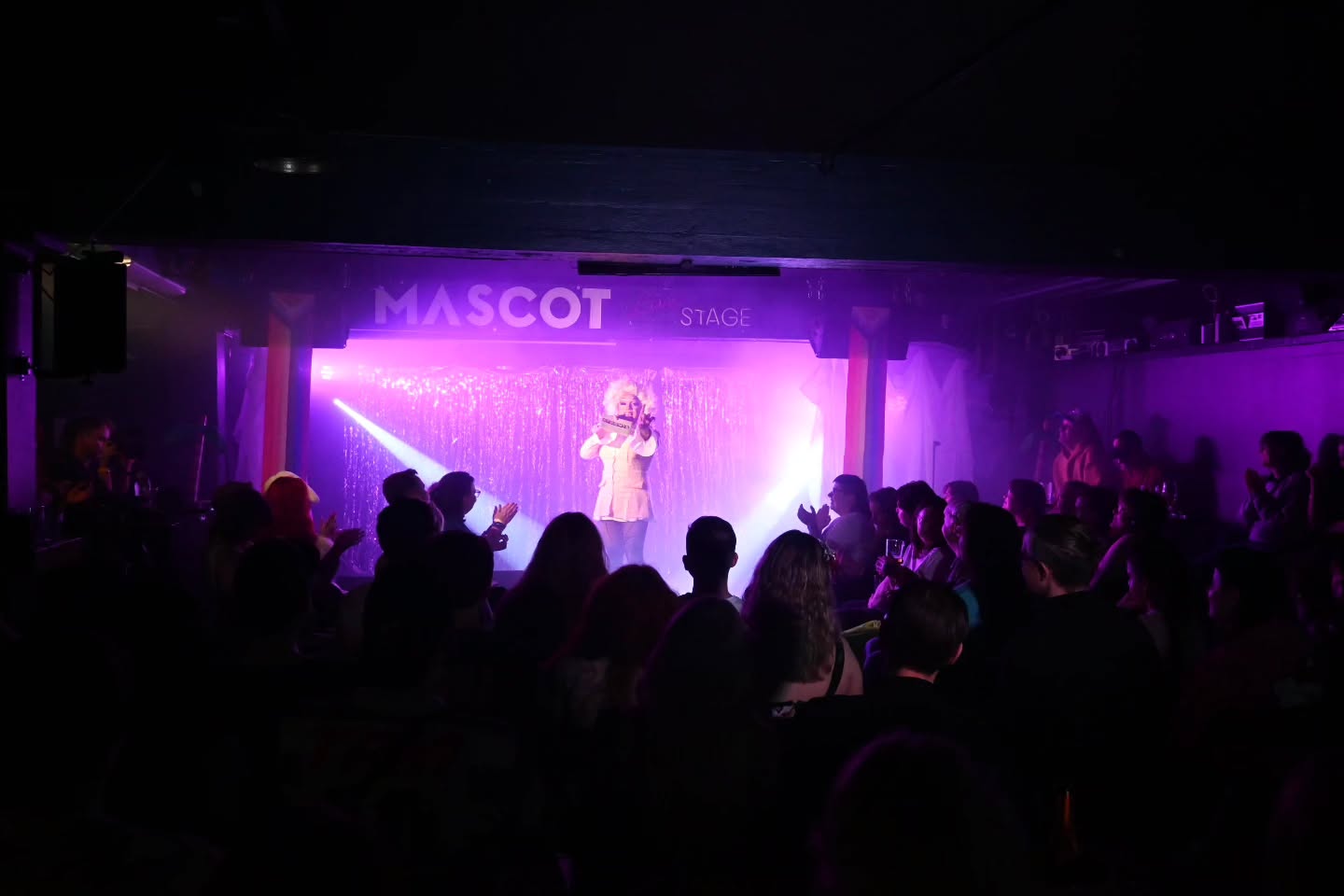 @afrontejp Hot Drag Summer was boiling & unforgettable 🥵 thank you everyone ♥️
Once again, a round of applause for our incredible lineup:
⛱️ HC Wayne @hc.vanevane
⛱️ Hetrik @hetrik69
⛱️ Hoebizcus @hoebizcus
⛱️ Liisa Majoneesi - @arno.comedian
⛱️ Marla Burroughs @marla.burroughs
⛱️ Matti Makkarainen @stephvclark
⛱️ Nix Conspiracy @nixconspiracy
⛱️ Penislow Pallinowski @pallinowski_strawberry
⛱️ Roseta La León @rosetalaleon
⛱️ Guy @omppukoivu
⛱️ Will Turneron @will.turneron
⛱️ Xenia @dragxenia
Thank you @timo_metsapeura for giving us great light and soun
Thank you @lynnsouz and @creature.with.features for helping backstage and on stage
Thank you @mascotofficial for having us back!
Next edition, May 2nd 🗓️ get your tickets now!
📸 @lynnsouz