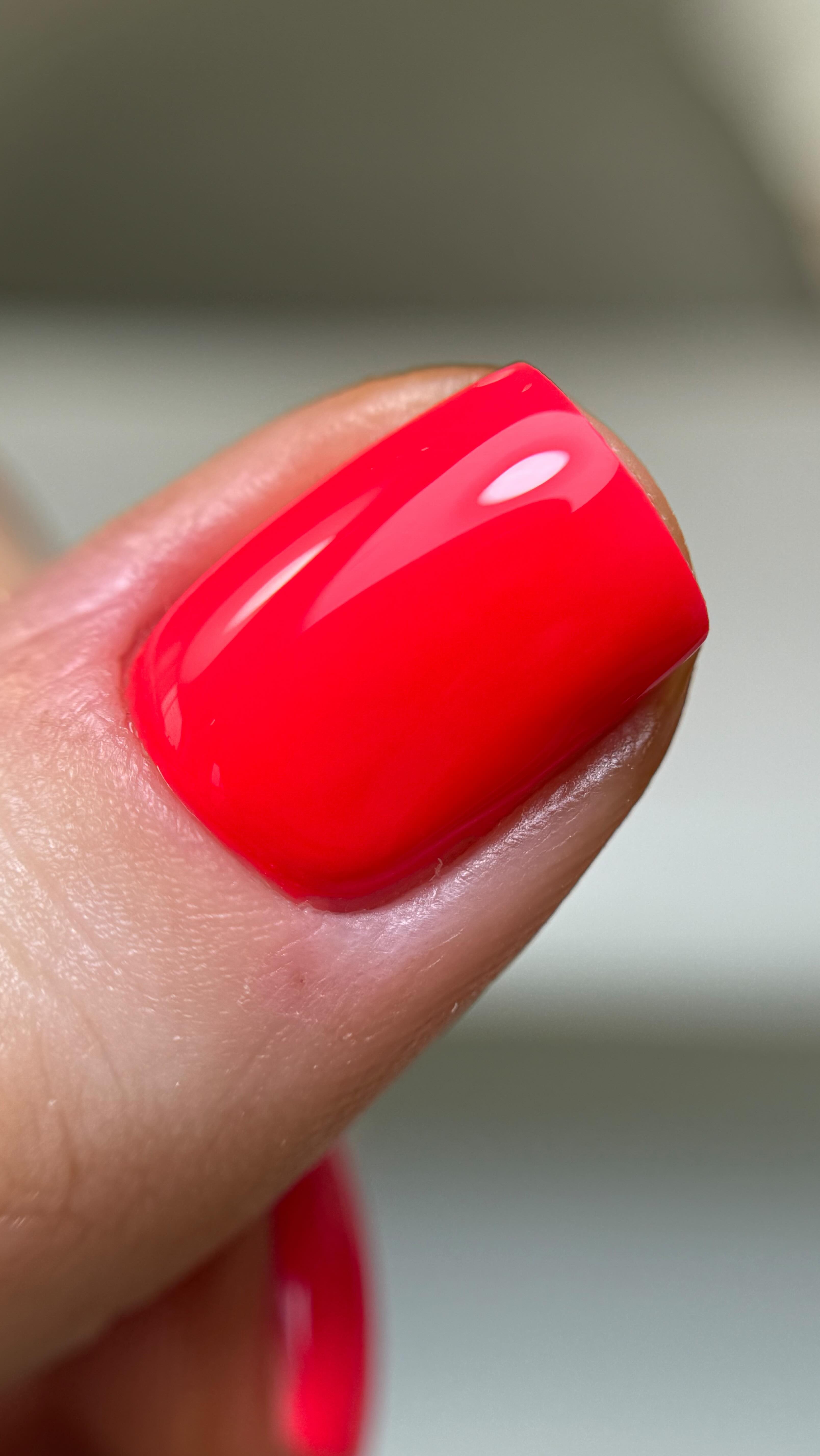 Your prep matters more than the product.
HEMA-free systems are often seen as a safer option, and they can help reduce risk for some clients. But they don’t remove the need for correct technique.
HEMA-free doesn’t mean allergy-free.
Allergies develop through repeated exposure to uncured product and that risk is still present if prep, application, or curing isn’t carried out correctly.
This is why thorough prep is essential.
If the nail plate isn’t properly cleansed, if non-living tissue is left behind, or if contamination is sealed into the product, adhesion is compromised from the start.
No system can compensate for poor prep.
And in my opinion, your prep should always be this thorough, regardless of the product you’re using.
We shouldn’t be relying on a product to fix technique.
Strong retention and safe application will always come from:
-correct prep
-controlled application
-proper curing
-understanding exposure risks
The product is there to support your technique, not replace it.
Thank you to @homeofnailart for sending me a trial kit. The products applied like a dream and I’m obsessed with this shade.
As always, I like to trial products on myself first but I’m super excited to see how I get on 🫶🏻😍