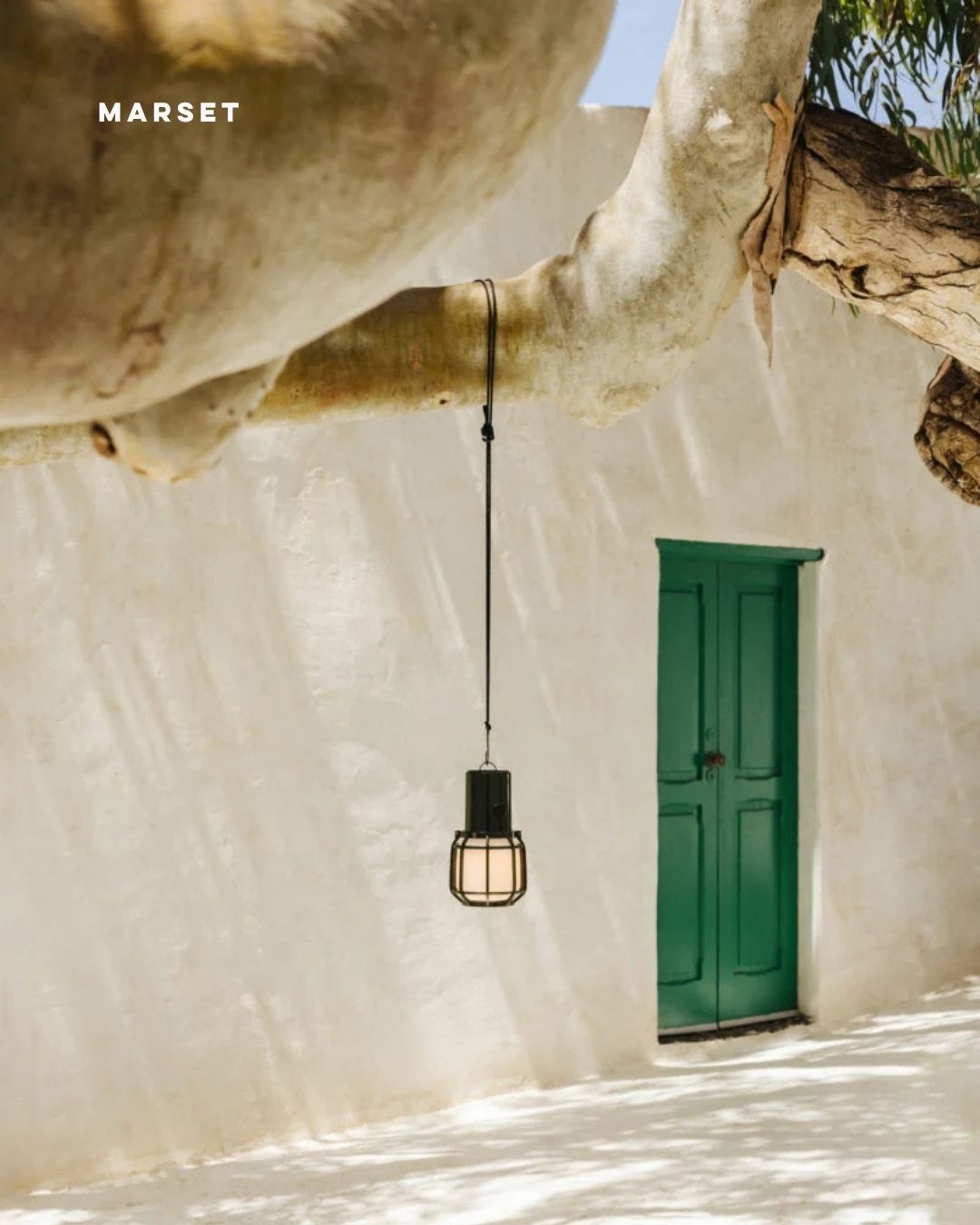 @marsetbcn
A reinvenção do candeeiro de garagem.
O candeeiro portátil Chispa, desenhado por Joan Gaspar, resgata a estética industrial e utilitária das oficinas para a transformar numa peça de design refinada e multifuncional. A sua forma familiar ganha uma nova vida através do cuidado nos detalhes e da qualidade da luz quente que emite.
O elemento de destaque é a grelha protetora que envolve a fonte de luz, conferindo-lhe um caráter robusto e original. Com certificação IP44, é resistente à água, tornando-o perfeito para uso exterior. Além disso, os três níveis de intensidade luminosa e o acessório de suspensão incluído oferecem uma versatilidade total, permitindo que seja usado sobre uma mesa ou pendurado.
Uma peça engenhosa que combina a estética industrial com a conveniência sem fios, ideal para iluminar noites ao ar livre ou acrescentar personalidade a espaços interiores.
ENG
The reinvention of the garage light.
The Chispa portable lamp, designed by Joan Gaspar, rescues the industrial and utilitarian aesthetic of workshops to transform it into a refined and multifunctional design piece. Its familiar shape gains new life through careful detailing and the quality of the warm light it emits.
The standout element is the protective grate surrounding the light source, giving it a robust and original character. With IP44 certification, it is waterproof, making it perfect for outdoor use. In addition, the three levels of light intensity and the included suspension accessory offer total versatility, allowing it to be used on a table or hung.
An ingenious piece that combines industrial aesthetics with wireless convenience, ideal for illuminating nights outdoors or adding personality to interior spaces.
Would you like more information?
Send us a private message or visit design-minder.com
#designminder #marset #marsetbcn #lightingdesign #takingcareoflight #CandeeiroPortatil #IluminacaoExterior #DesignIndustrial #MobiliarioExterior #IluminacaoSemFios #DesignEspanhol #DecoracaoDeInteriores