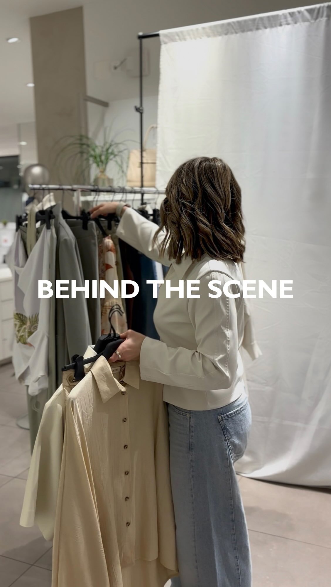 Behind the scenes bei @modegamma 🎬
Ein bisschen improvisiert.
Ein bisschen Chaos.
Aber ganz viel Gespür für Stil. ✨
Als Multi-Label Store kombinieren wir verschiedene Brands immer wieder neu –
damit aus einzelnen Teilen Looks mit Persönlichkeit entstehen.
Hinter der Kamera?
Alles andere als ein perfektes Studio-Setup. 😉
Dafür umso mehr Ideen, spontane Momente und Freude an Fashion. 🤍
Und wenn wir ehrlich sind:
Piña sorgt meistens für die beste Stimmung hinter der Kamera. 🐕😄
#ModeGamma #anziehendanders #Fashionstore #StyleTip #BehindTheScenes #NewCollection #Fruehjahrskollektion #90JahreModeGamma