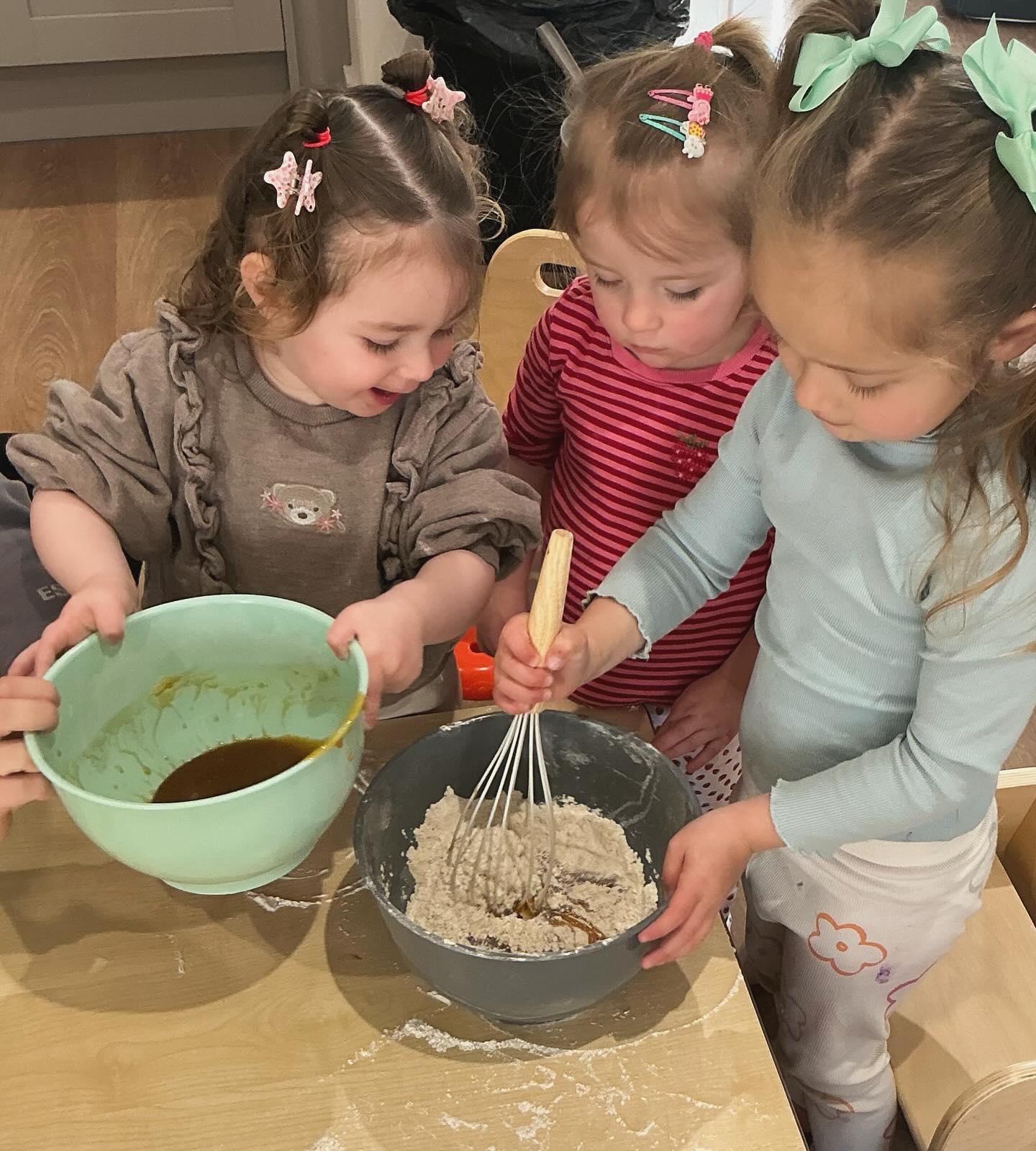 The Gingerbread Man came to life in our toddler class! The little ones had a blast making and baking their own gingerbread men, plus some playdough fun to roll out their own treats. Storytime was the icing on the cake!
📚
#runrunrun #imthegingerbreadman #storytime #efs #classictales #literacy