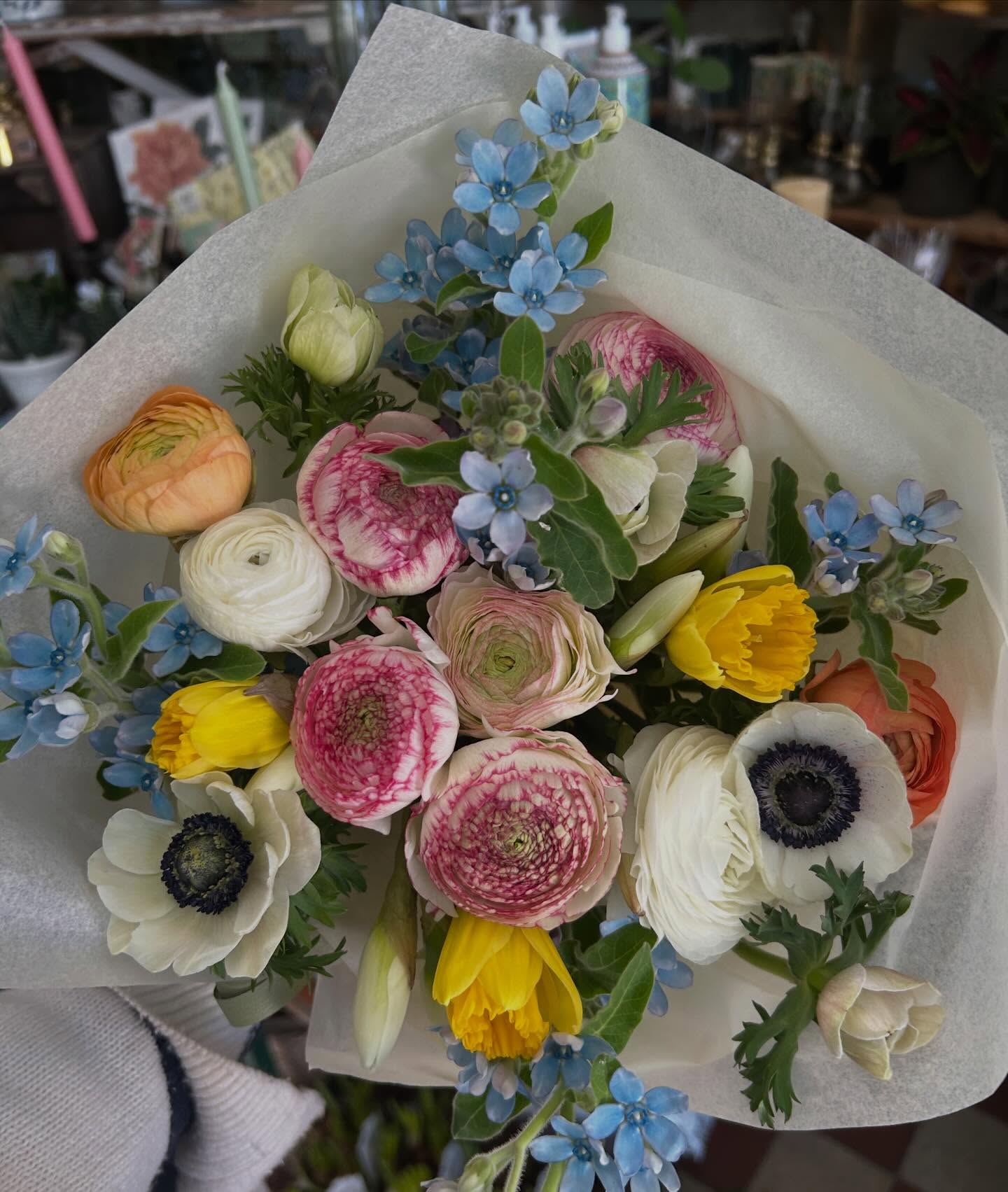 Långfredagen är här och vi har öppet 10-14 🐣☀️ vi har förberett med påskbuketter och massa annat fint man kan ge bort 💛 Välkommen!