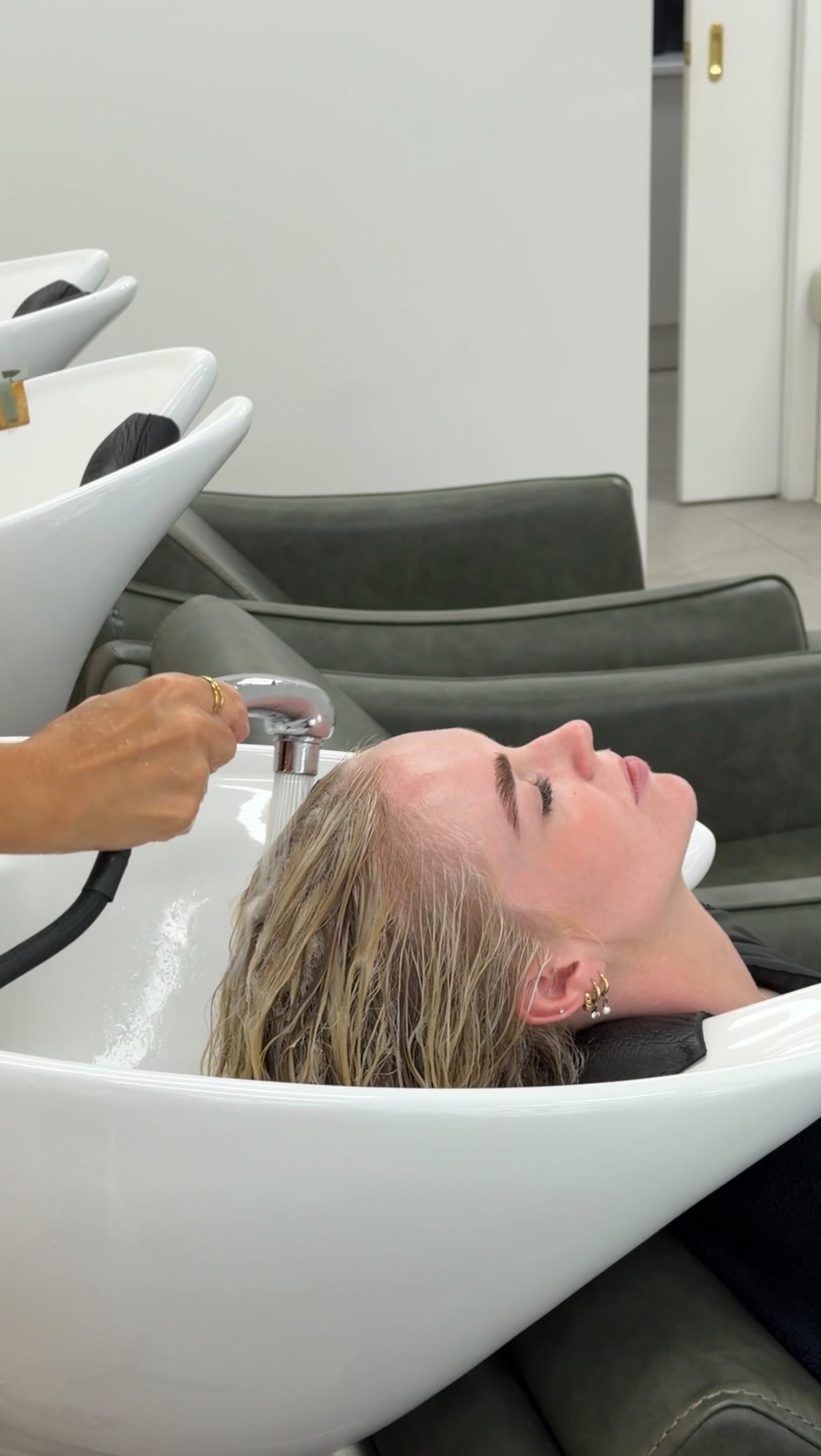 Teamwork makes the dream work…
#indiemane #portstephenshairdresser #salon #hair #raymondterracehairdresser