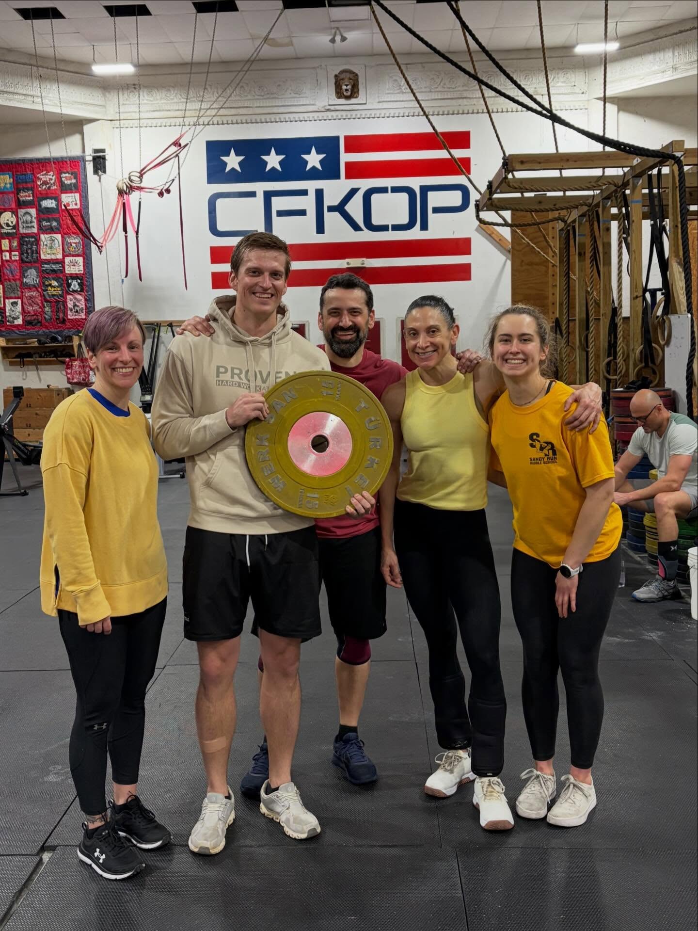 The Yellow team dominated this years in-house Open competition. Congrats to Coach @chloedarley_ and her absolutely stacked team of fit individuals.
The number of wall balls, hard fought ring muscle ups under fatigue, and 647 burpees in the final workout don’t add up to what team work and community provide.
Growth doesn’t happen when you’re comfortable!!
Congrats yellow team and everyone on the team not pictured here!!