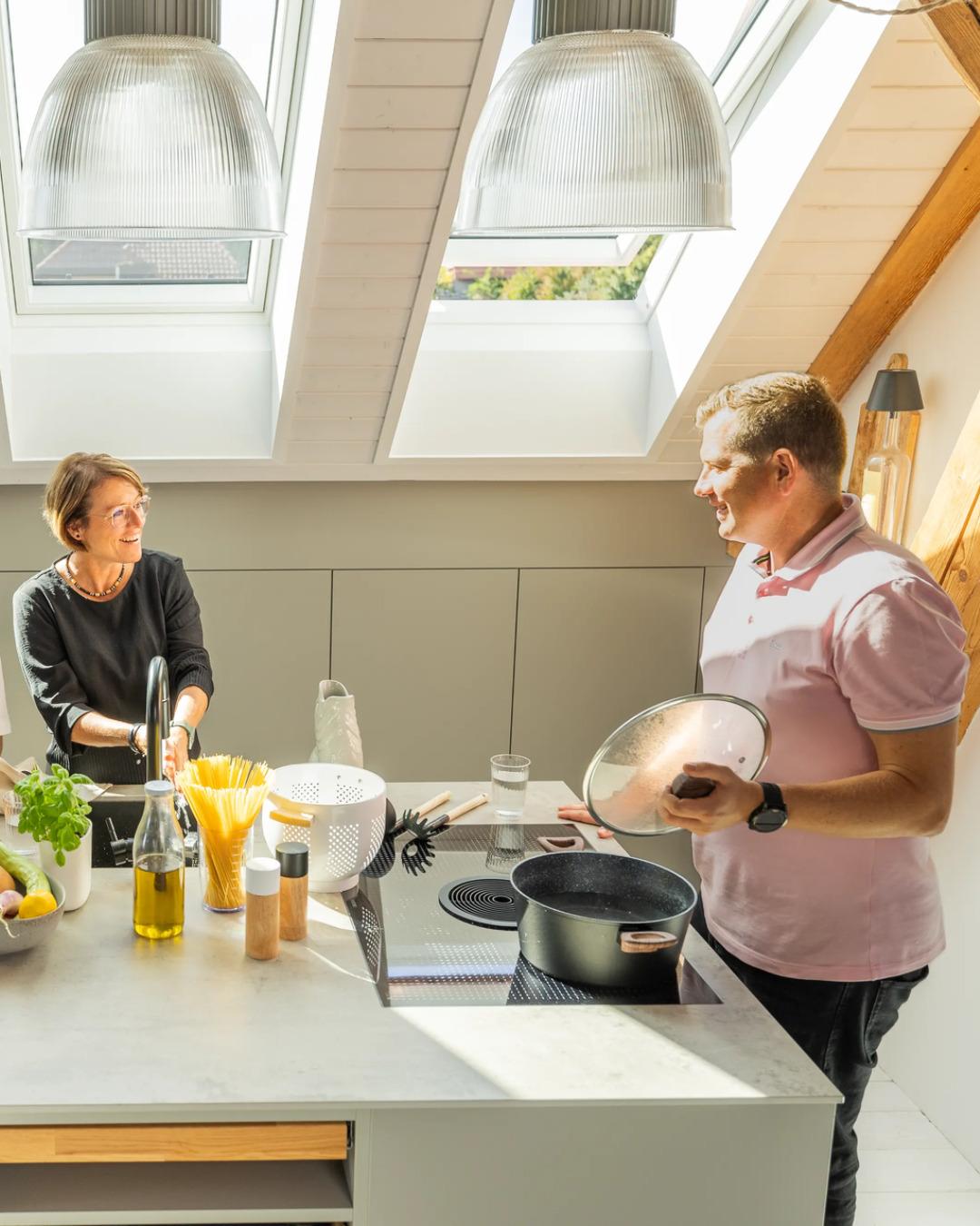Neues Leben im alten Schulhausin der Schweiz ✨
Claudia und Marco haben das denkmalgeschützte Schulhaus im Aetigkofen, 30km nördlich von Bern in ein lichtdurchflutetes Traumzuhause verwandelt. Besonders das Dachgeschoss ist ein Highlight: Drei neue VELUX Dachfenster und eine maßgefertigte Küche unter der Dachschräge machen aus dem einst dunklen Raum ein modernes Loft voller Tageslicht.
Das offene Design schafft Raum für Kreativität und Familienleben. Für Claudia ist das Loft nicht nur Wohnraum, sondern auch Fotostudio. Die regulierbaren Sonnenschutzlösungen an den Dachfenstern sorgen dabei für ideale Bedingungen – egal ob beim Fotografieren oder beim Entspannen.
„Dieses Licht macht uns jeden Tag glücklich. Hier oben haben wir unseren Traum vom Wohnen verwirklicht.“ – Familie Schlup #braunschweig #veluxpartnerdach #dzmeier #woltwiesche #lengede #mehralsnurdächer #velux #dachfenster #salzgitter #broistedt #kleinlafferde #peine