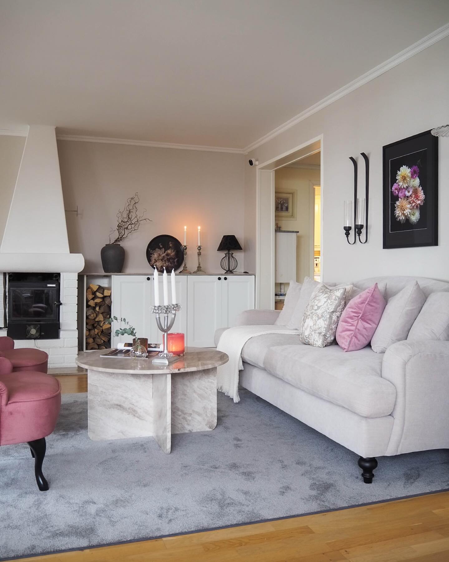 Känner du att brist på tid, osäkerhet, att du har tusen olika idéer eller har brist på inspiration (eller kanske allt?) gör att du inte tar tag i ditt hem? Det du egentligen drömmer om är ett hem med en inredning som känns genomtänkt, vacker, harmonisk och verkligen du men du kommer aldrig till skott?
Med min tjänst Inredning light får du mer än bara inspiration. Du får en tydlig riktning, konkreta lösningar och en genomarbetad helhet som gör det enkelt att ta nästa steg. Det här är min mest populära tjänst eftersom det ger dig ett färdigt designförslag att arbeta vidare utifrån, med allt du behöver för att förverkliga det i din egen takt.
Jag hjälper dig att:
– skapa en röd tråd i färger, material och möbler
– hitta rätt balans, proportioner och känsla/stil i hemmet
– undvika felköp som sparar dig både tid och pengar
– få ett hem som fungerar – både estetiskt och i vardagen
– få ett hem som överträffar dina förväntningar
Här ser du ett projekt (efter- och förebilder) där kunden valde tjänsten Inredning light, ett projekt där jag hjälpte en kund att förvandla sitt vardagsrum från spretigt till harmoniskt – med en tydlig plan för möblering, färgsättning och detaljer. Resultatet blev ett rum som både kändes mer ombonat och bättre fungerande i vardagen 🤍
För mig handlar inredning aldrig bara om det visuella. Jag lägger stor vikt vid att förstå dig som kund – dina behov, din livsstil och vad som faktiskt känns rätt för dig. Jag är med dig genom processen, med ett personligt engagemang och med en vilja att skapa något som håller över tid.
Det ska kännas tryggt, inspirerande och roligt för dig som kund när du anlitar mig. Läs gärna kundomdömet i sista bildern.
Är du nyfiken på hur jag kan hjälpa dig? Skicka ett meddelande så berättar jag mer. 🤍
#inredarenorrköping #inredarenyköping #inredningsdesigner #föreefter #vardagsrumsinspiration