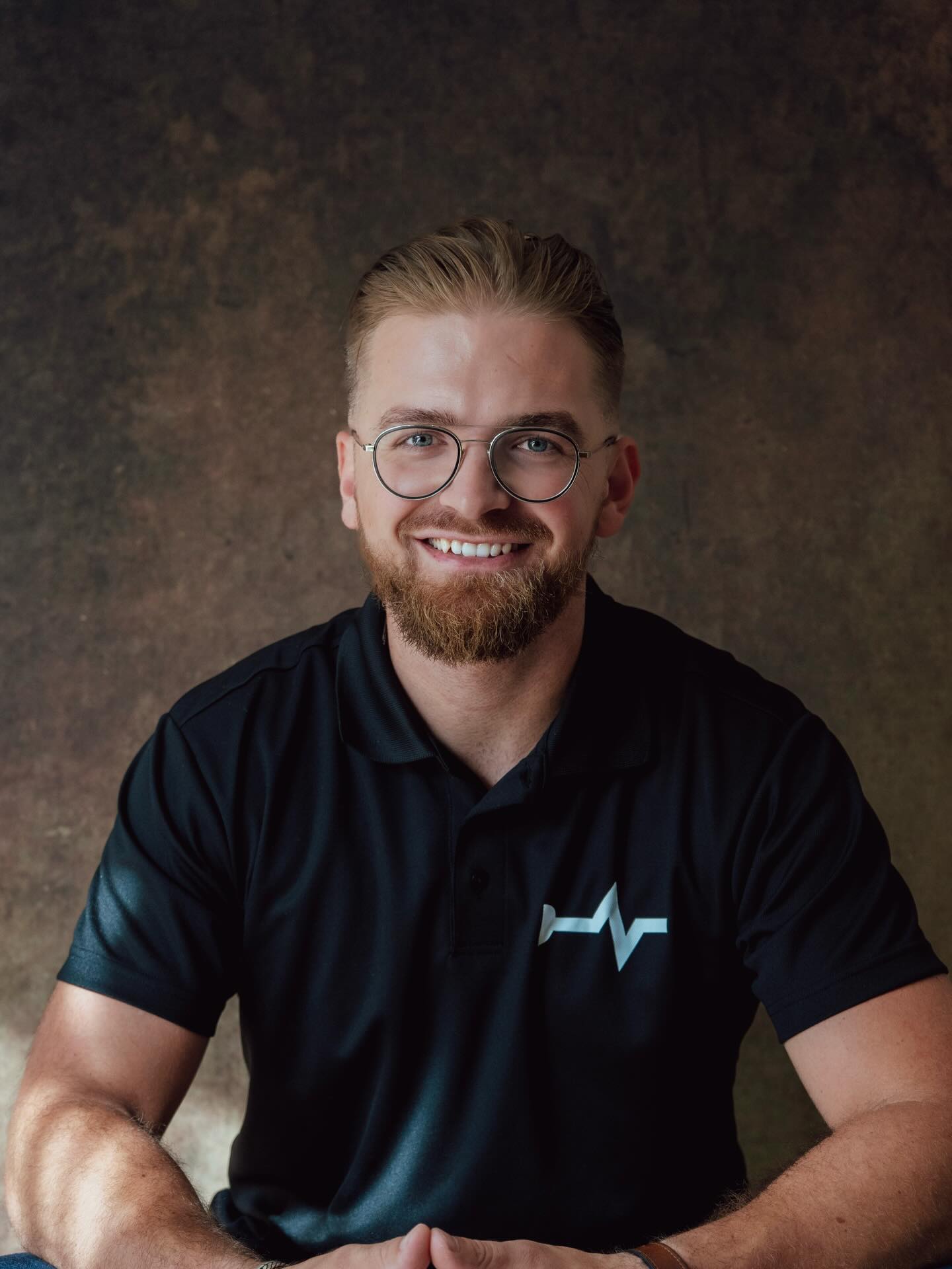 Wie zit er eigenlijk achter BHVpoint?
Dat ben ik, Jeff van de Haar.
Lesgeven is voor mij geen verplicht nummertje, maar iets wat ik écht graag doe. Het is mooi om
mensen iets te leren waar ze wat aan hebben. Een leuke les, maar serieus waar nodig.
Bij BHVpoint in Putten trainen we daarom met veel doen, realistische situaties en een fijne sfeer.
Zodat je niet alleen een certificaat haalt, maar ook met zelfvertrouwen de deur uit gaat.
Veiligheid kan best leuk zijn. 🔥
#BHV #Bedrijfshulpverlening #Veiligheid #EHBO #Teamtraining BHVpoint