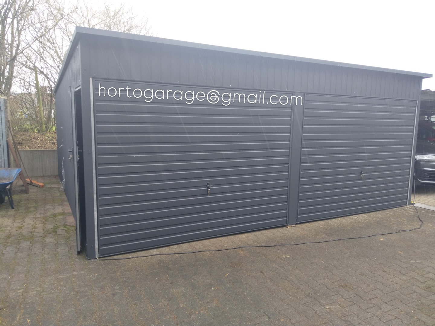 Wir präsentieren unsere Garage
Eine moderne Doppelgarage.
📏 Abmessungen
📐• Breite: 5,5 m
📐• Länge: 6 m
📐• Höhe: 2,5 m
⸻
🎨 Farbe
Dunkles Graphit.
⸻
🚪🔩Konstruktion
• Stahlkonstruktion
• Verkleidung aus Profilblech
• Dach:
• Pultdach (einseitige Neigung)
• Blechbedachung
• Tore:
• zwei separate Schwingtore
• jeweils mit Schloss
⸻
✅ Vorteile
• Langlebig und witterungsbeständig
• Ästhetisches Erscheinungsbild
• Zwei Stellplätze
⸻
🚗🧰🎿Einsatzmöglichkeiten
• Garage für 2 Autos
• Werkstatt oder Lager
• Aufbewahrung von Geräten und Werkzeugen
💻📲👨💻 eine ähnliche Garage oder andere Details wünschen, mailen Sie hortogarage@gmail.com, gehen Sie auf den Link in der Bio oder rufen Sie an
📞 +49 177 4242452
📞 +49 152 246 74 361