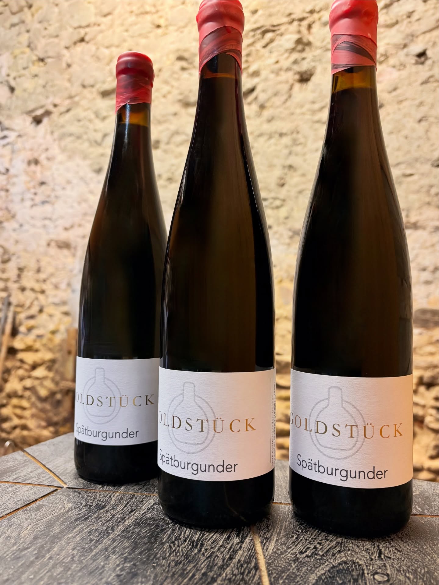 Was ist das? das ist Wachs! 🟥🔥
Seit kurzem bei uns im Verkauf ist unser Spätburgunder 2023. 15 Monate Holzfaß-Lagerung geben diesem Pinot einen wundervoll eingebundenen und sanften Anklang der Eiche, herausstechend sind vanillige, fast nach Mandeln erinnernde Aromen. Rubinrot, samtweich, Eleganz pur.
Die Wachsversiegelung des Flaschenhalses sind doch nochmal ein besonderer Hingucker, oder?
Und damit perfekt in unserer #Goldstück Linie 🍷
#pinot #wein #franken #genusspur