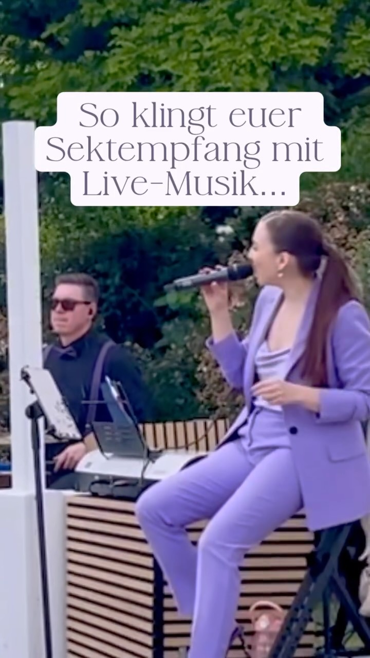 So klingt dein Sektempfang mit Live-Musik ✨
Ein Glas Sekt in der Hand, Gespräche im Hintergrund – und dazu Musik, die den Moment trägt, ohne sich in den Vordergrund zu drängen.
In diesem Reel hört ihr einen kleinen Zusammenschnitt aus einem Sektempfang mit unserem Trio: verschiedene Songs, verschiedene Stimmungen – aber alles so, dass es gut zum Setting passt und sich stimmig einfügt.
Uns ist dabei besonders wichtig, dass die Musik zu euch passt. Deshalb besprechen wir im Vorfeld ganz individuell, welche Songs und Stilrichtungen ihr mögt und welche Atmosphäre ihr euch für euren Sektempfang wünscht.
Das Ganze ist sowohl im Trio als auch im Duo möglich – je nachdem, was besser zu euch und eurer Planung passt.
Wenn ihr euch das für eure Hochzeit vorstellen könnt, schreibt mir gerne eine DM oder direkt an 💌 mail@rebeccasammet.de
#hochzeitmusik #sektempfang #livemusik #hochzeitssängerin #hochzeitsband
