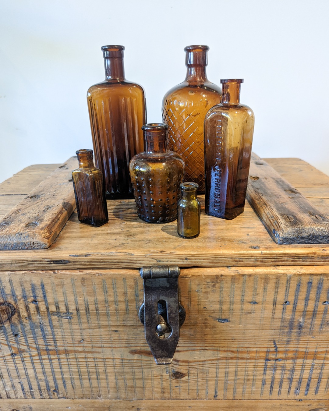 After over a 1000 weddings, there is one thing I know for sure…
The right styling makes all the difference.
When you hire from our vast ranges, you’re not just getting items, you’re getting experience, and guidance, I am more than happy to chat through your plans and make suggestions of items that will work well together or compliment the items you are already planning on using.
Our vintage brown bottles shown here, are unique, and mis matched, just the way we like them. We also have vintage bottles in clear glass, green, sea green and even a few blue.
We have an open day at the studio in Ringwood on the 11th of April for DIY couples wanting to have a look at items before booking or a chance to chat through ideas, we only have a few slots left to book now between 10 am and 1 pm. Please email enquiries@linenandlacehire.co.uk to book your appointment.
#hiredontbuy #vintagebottles #weddinginspo