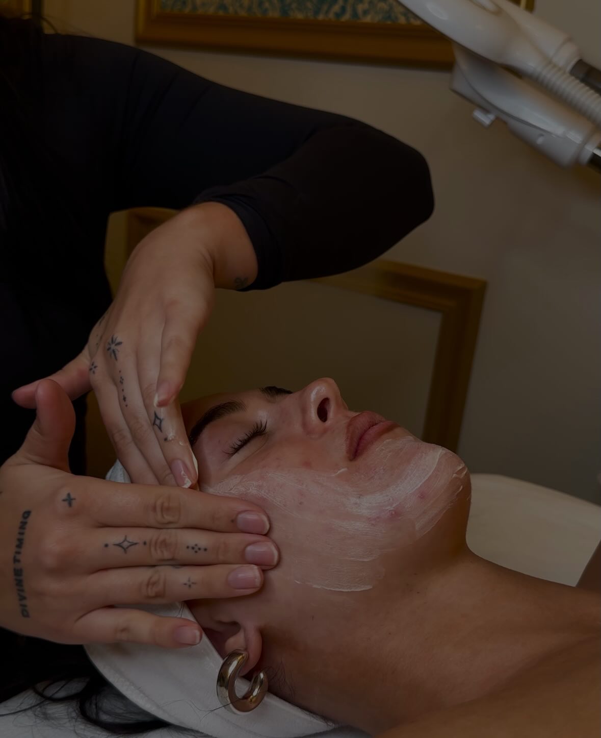 Your skin deserves a seasonal reset. After months of cold air and dryness, a spring facial helps to deeply hydrate, gently exfoliate, and restore your natural glow. As the weather shifts, so does your skin, making this the perfect time to book a facial with one of our estheticians for a rebalance and refresh.
#facial #lawrenceks #downtownlawrence #lfk #spa