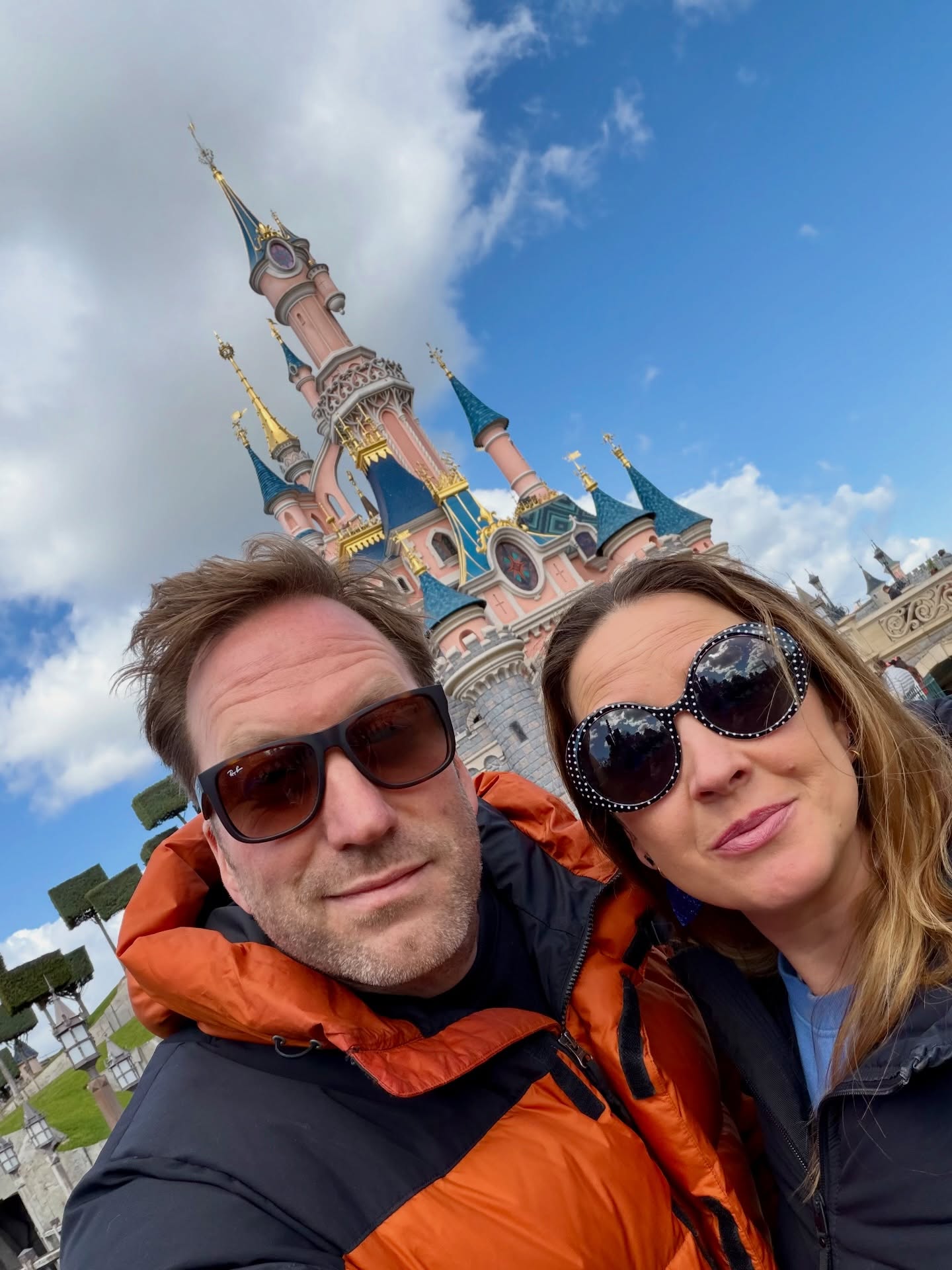 Sunday is for Swiping! 🏰 #week13
How was die van jou?
Ik typ dit terwijl ik aan de paracetamol, neusspray, strepsils en schrobbeler zit… dat is een kleinigheidje, het was een lekker weekje!
1 - Home! ❤️
2 - Geen idee 🤣
3 - Spidercat Spidercat… does whatever a Spidercat does 😼
4 - Aaaaah Fien en mini me 😎 we’ll miss you
5 - Alright Stop! Dinner time 😼😼
6 - Buurman en Barreveld pt. 3 🪩
7 - Bent u het? 🤔
8 - Red Garter Saloon 🍻
9 - She’s got sunshine ☀️
10- Brieeeeeveeennnbuuuuussssss 🫶