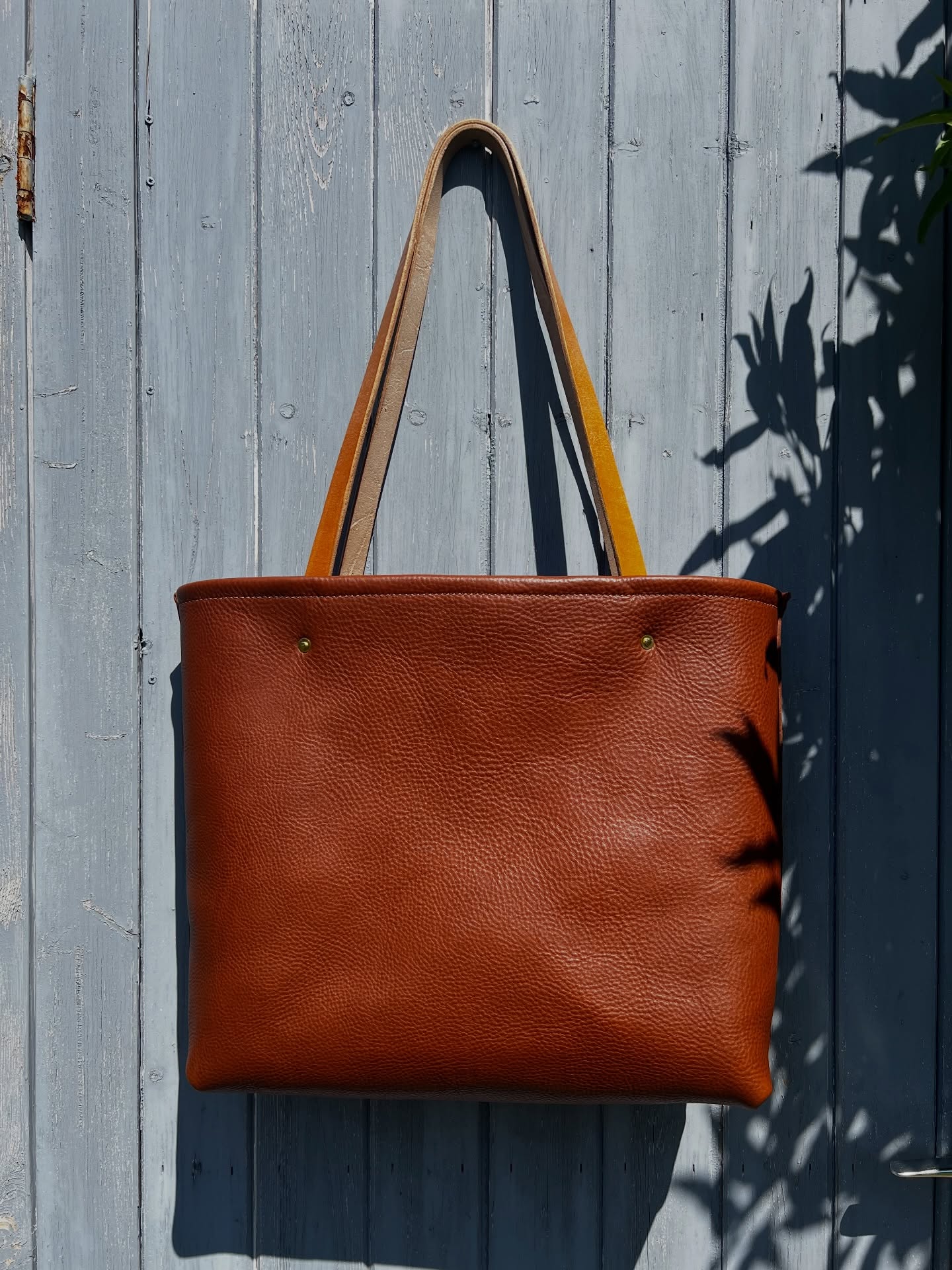 The blue door is no more! With exciting news on the cards the old blue door has had to go! For over ten years it’s been my back drop for larger items and it’s cost me absolutely nothing. Do I save it and use it as a wall feature or do I scrap it and thank it for its time? #smallbusiness #bluedoor #leathertotebag #leathercraft #leatherartisan