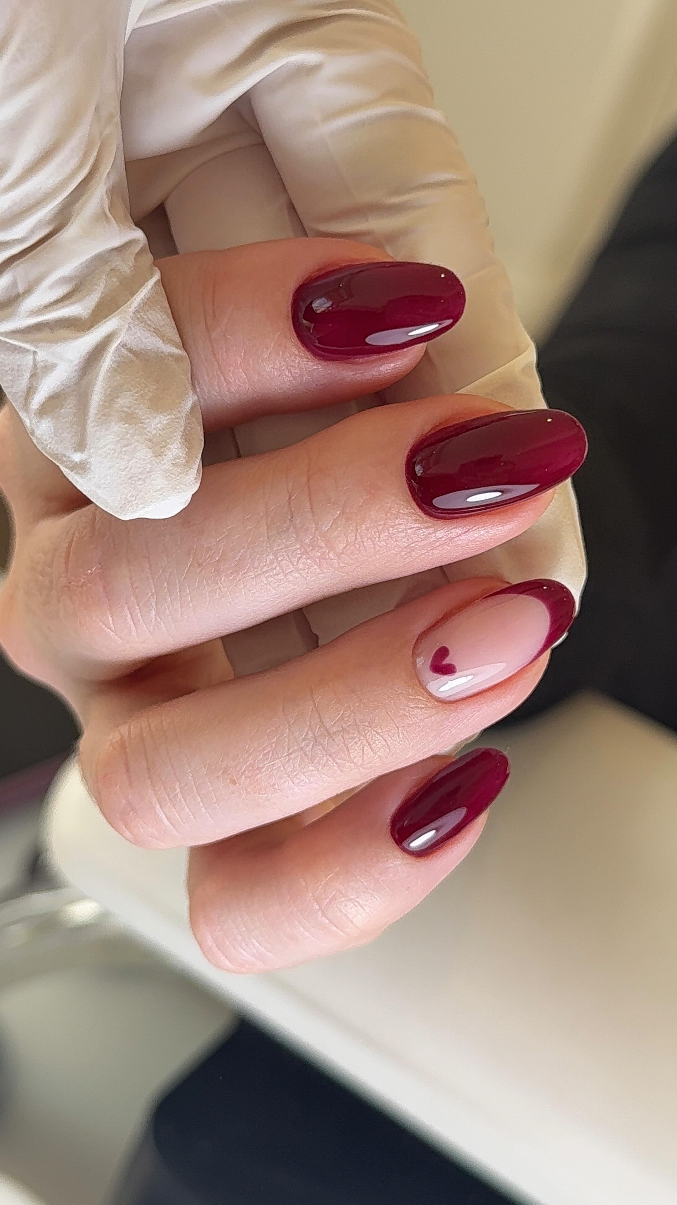 Retention isn’t random.
And it isn’t usually the product.
If your nails are lifting, chipping, or not lasting as they should, the issue is almost always happening during prep or application.
Common causes of inconsistent retention include:
-Iincomplete cuticle removal
-Leaving oils or debris on the nail plate
-Skipping or rushing cleansing
-Sealing in contamination
-Incorrect structure or apex
-Not fully removing lifting during a rebalance
Products are designed to bond to a clean, properly prepared surface.
If that foundation isn’t correct, no system will perform consistently.
Changing brands might feel like a solution.
But if the technique doesn’t change, the results won’t either.
Strong retention is built in the prep.
Not in the bottle.
If you’re struggling with retention or want to improve your technique, my online and in-person training is designed to help you level up your skills and your business.