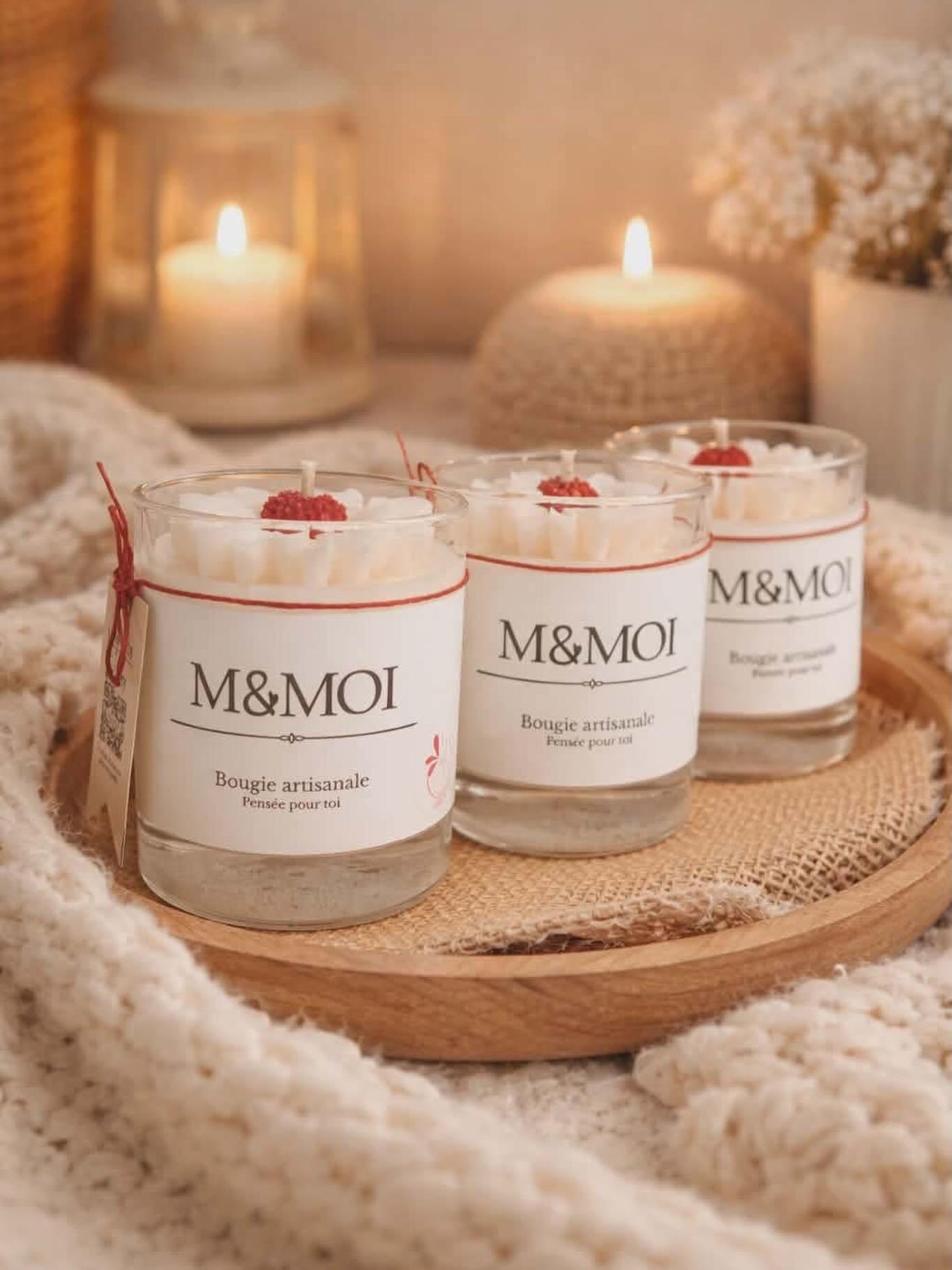 ✨ Ton moment M&MOI ✨
Laisse-toi emporter par Pinky, une fragrance pétillante et ultra féminine qui réveille les sens dès les premières notes 💕
Une ouverture gourmande et fruitée où la framboise, l’orange et le fruit de la passion apportent une fraîcheur sucrée et ensoleillée… comme une bulle de bonne humeur ☀️
Puis, le cœur floral dévoile toute sa douceur avec le freesia, la fleur d’oranger et le jasmin, pour une ambiance délicate, élégante et irrésistiblement féminine 🌸
Enfin, les notes de fond enveloppent votre intérieur d’un cocon réconfortant mêlant musc, santal et une touche subtile de fruits… une signature douce et addictive ✨
Une bougie joyeuse, lumineuse et pleine de charme, parfaite pour créer un instant cocooning… rien qu’à toi 💫
Collection : OKO
#MEmoment #BougieArtisanale #AmbianceCocooning #parfumdintérieur